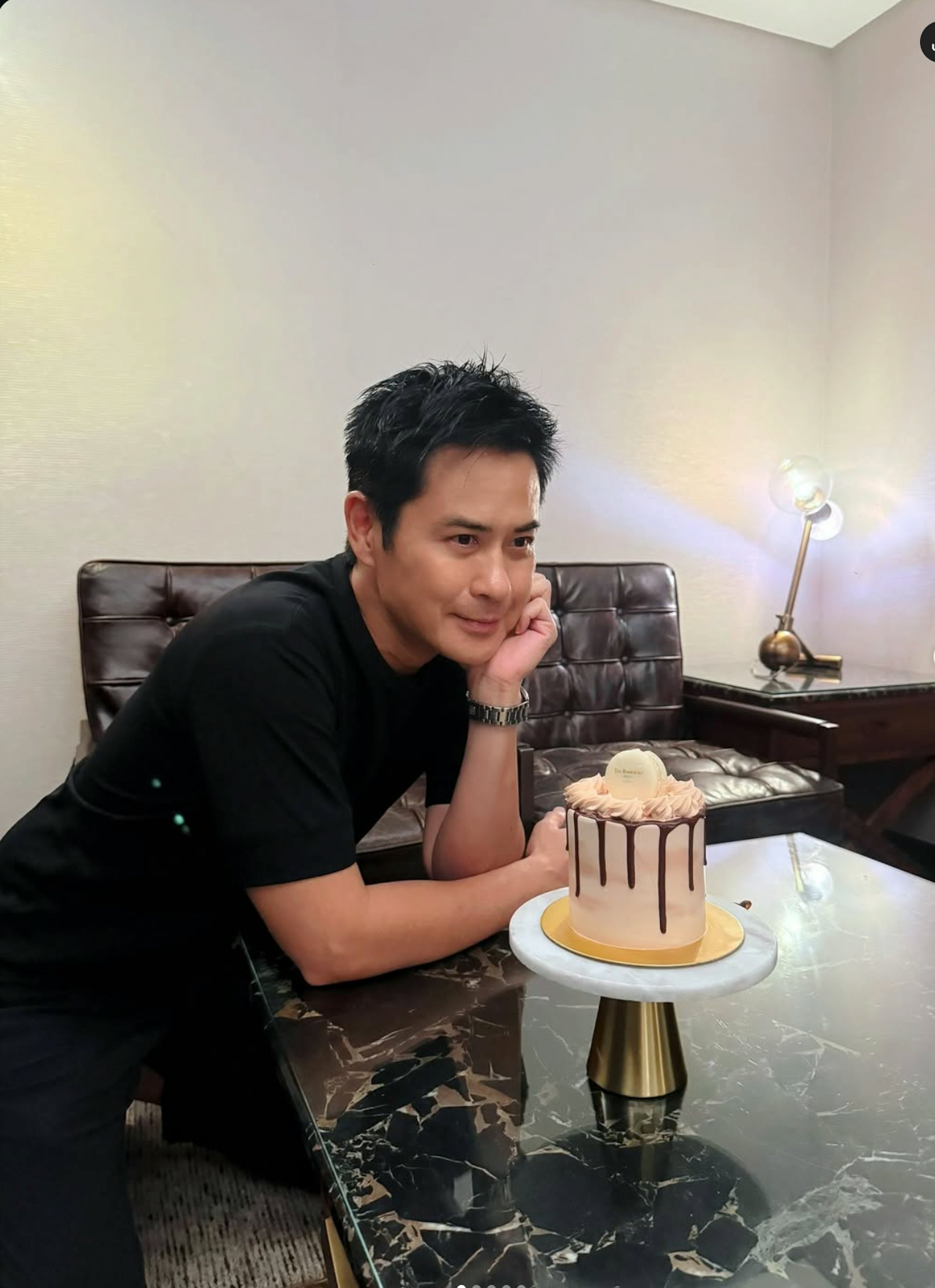 郑嘉颖直言现时遇到心仪角色才出来演戏。(kevincheng_official)