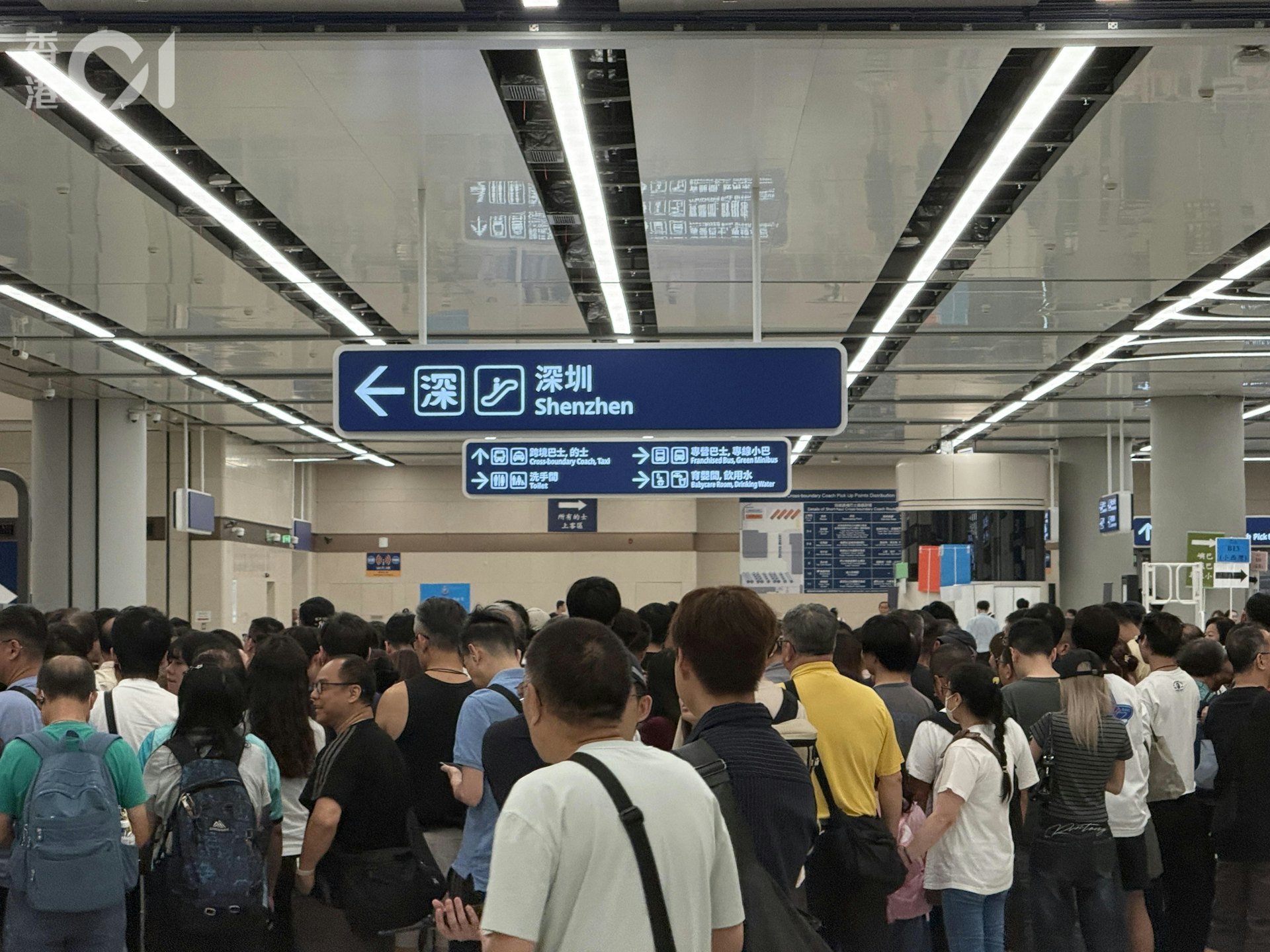 2025年10月18日,《香港01》记者下午1时许经皇岗口岸北上,落巴士步入交通交汇处所在的L2层,遇到「沙甸鱼式」逼爆,轮候约30分钟才到达L5层离境大堂。
