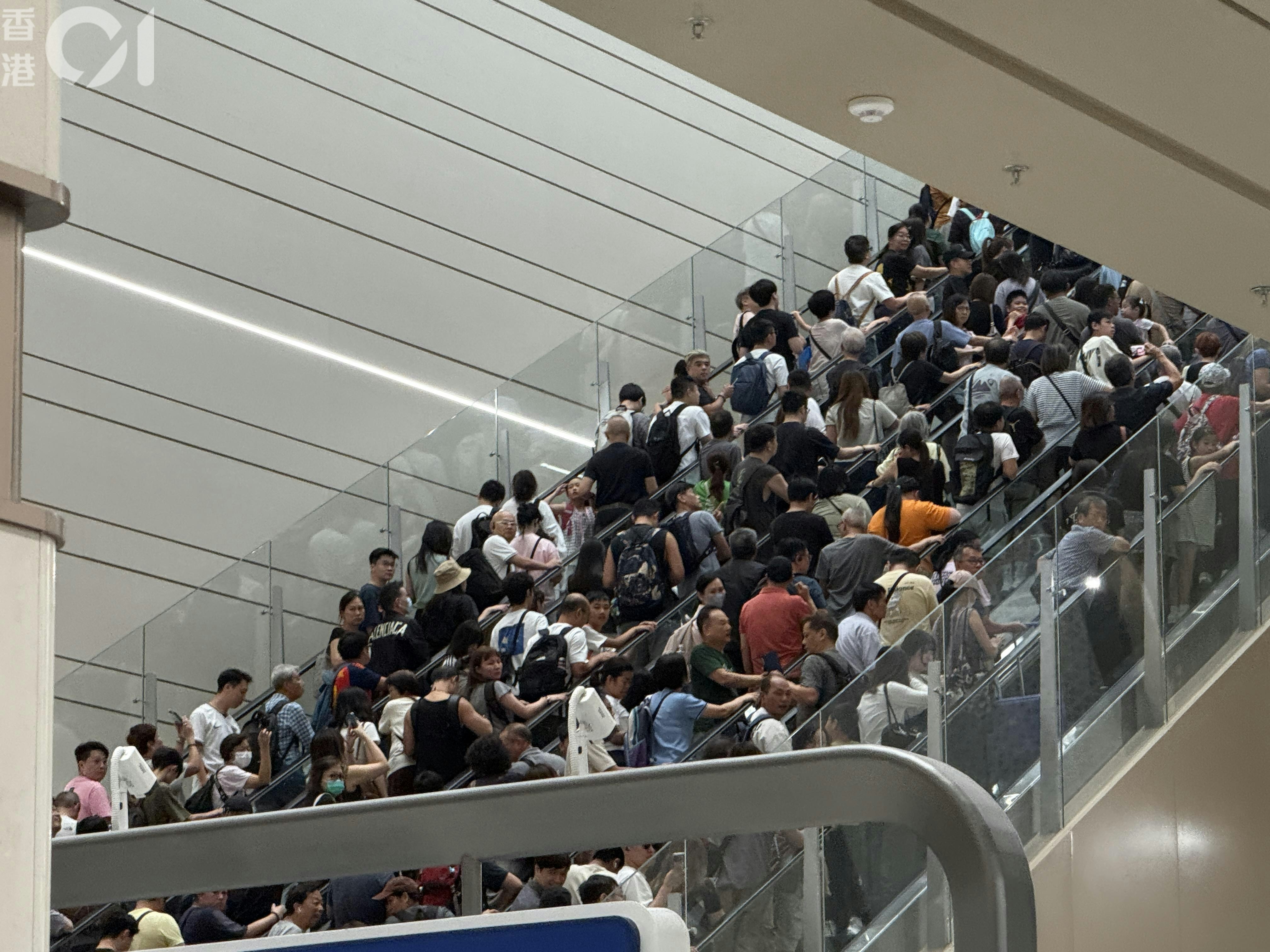 2025年10月18日,《香港01》记者下午1时许经皇岗口岸北上,落巴士步入交通交汇处所在的L2层,遇到「沙甸鱼式」逼爆,轮候约30分钟才到达L5层离境大堂。