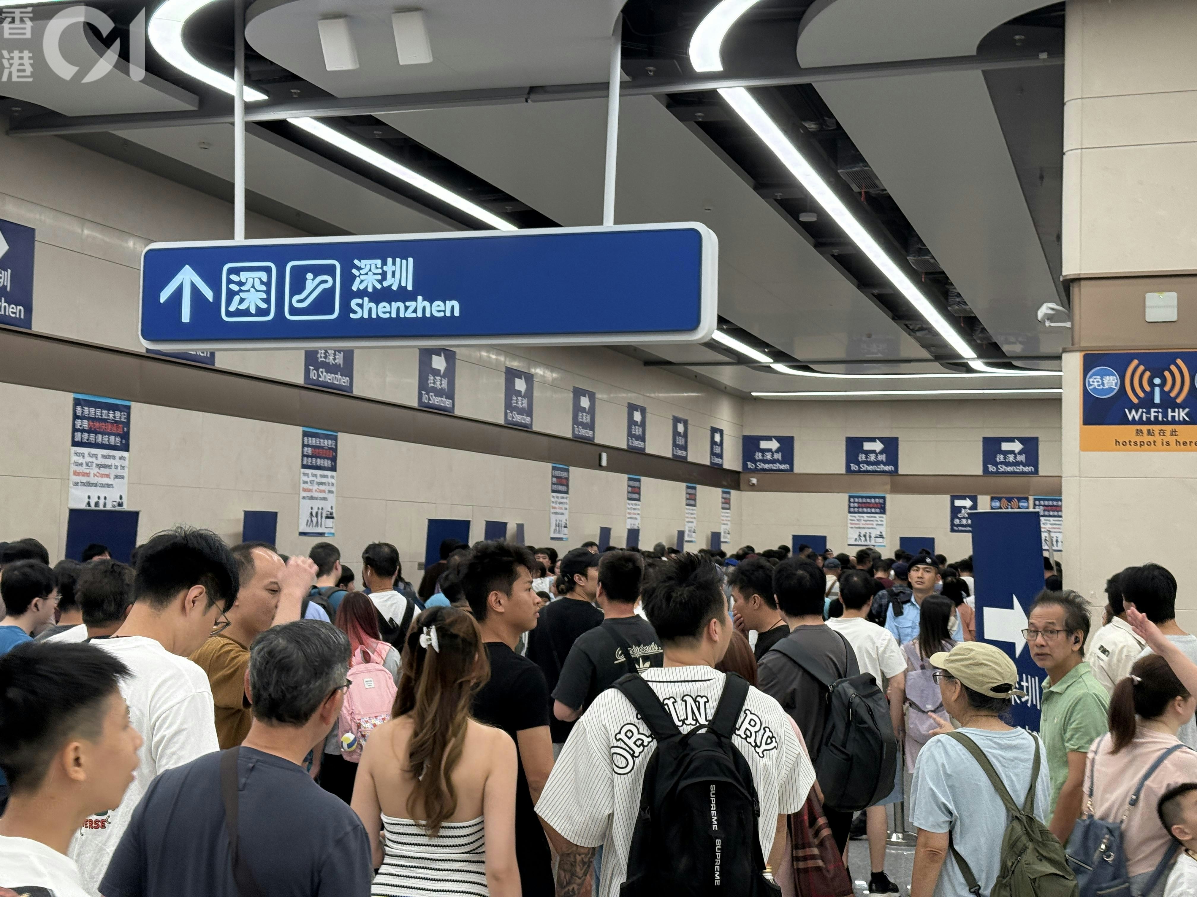 2025年10月18日,《香港01》记者下午1时许经皇岗口岸北上,落巴士步入交通交汇处所在的L2层,遇到「沙甸鱼式」逼爆,轮候约30分钟才到达L5层离境大堂。