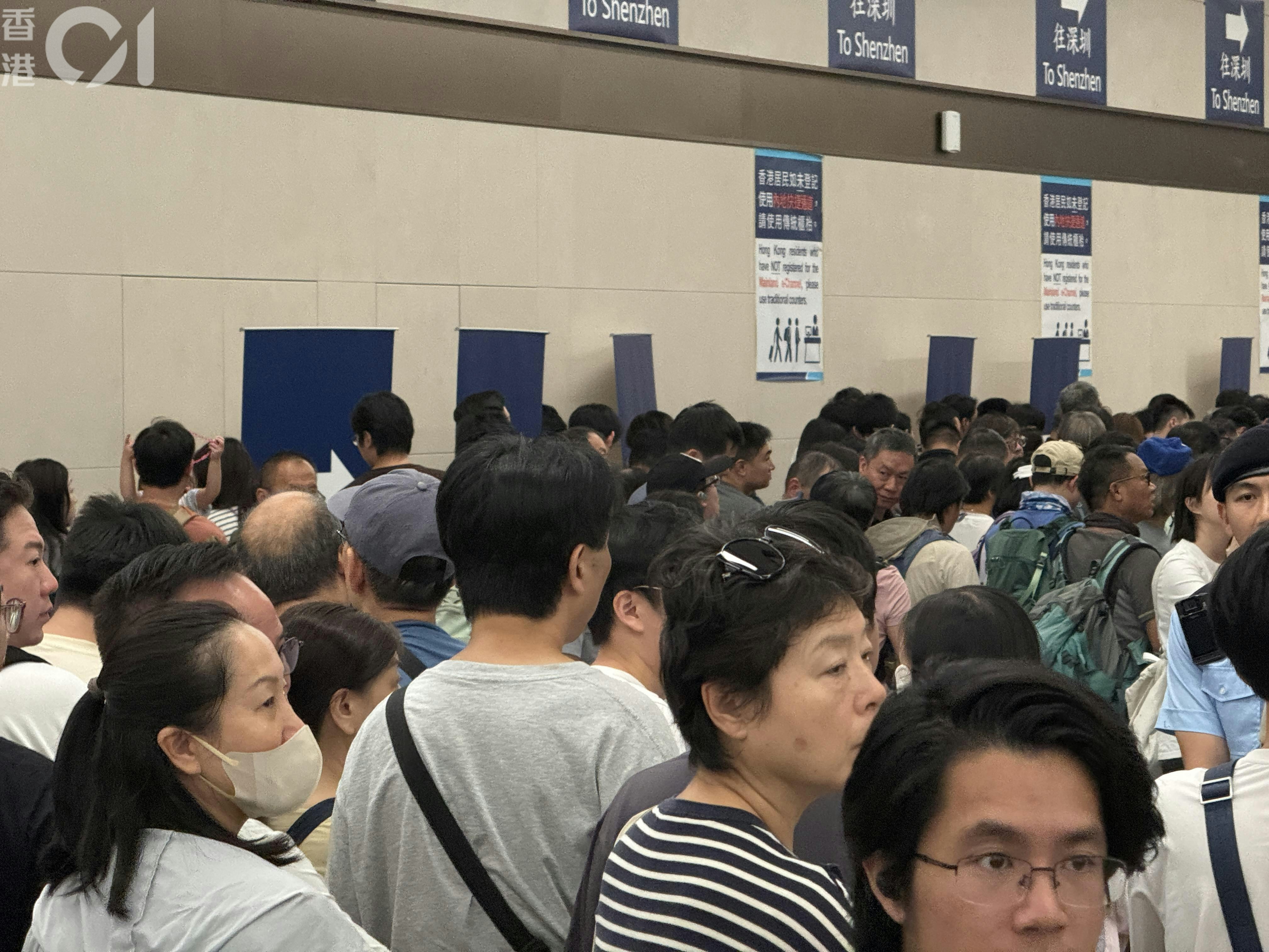 2025年10月18日,《香港01》记者下午1时许经皇岗口岸北上,落巴士步入交通交汇处所在的L2层,遇到「沙甸鱼式」逼爆,轮候约30分钟才到达L5层离境大堂。