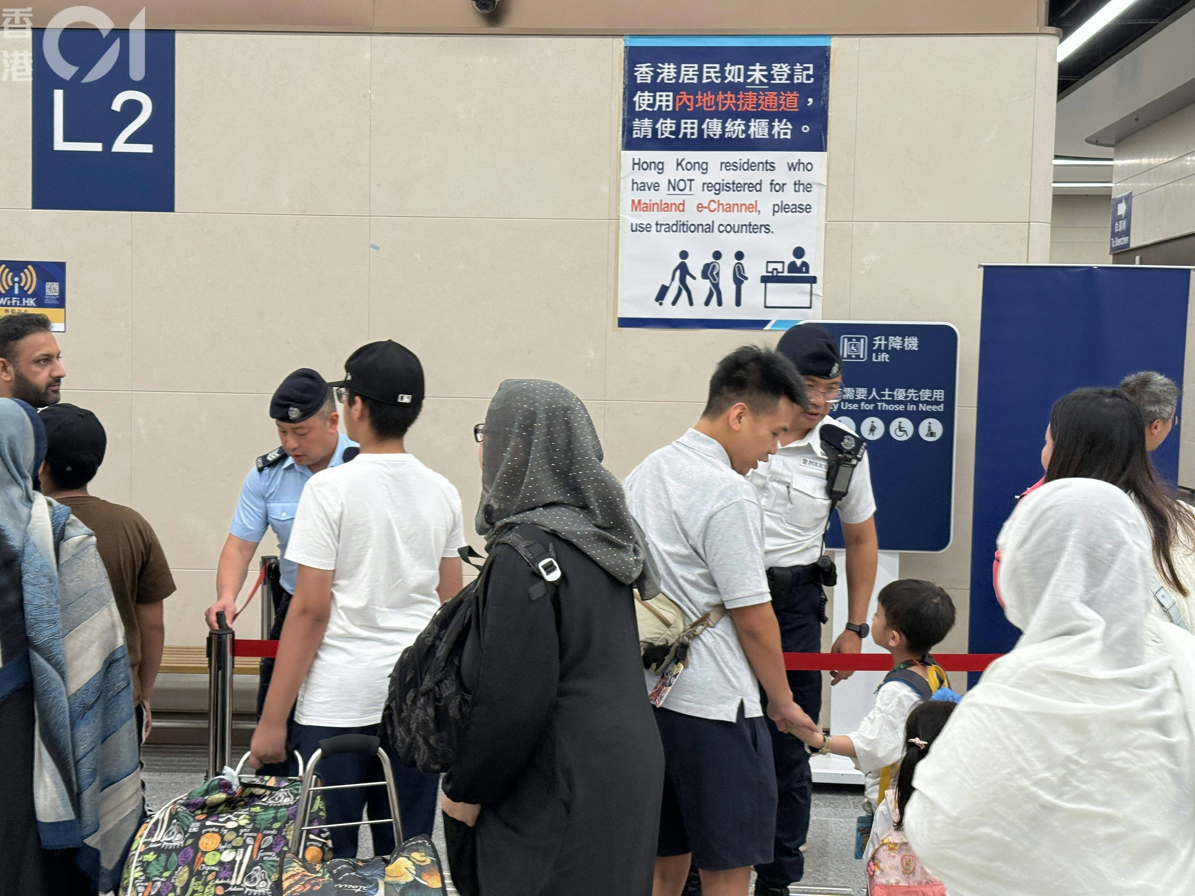 2025年10月18日,《香港01》记者下午1时许经皇岗口岸北上,落巴士步入交通交汇处所在的L2层,遇到「沙甸鱼式」逼爆,轮候约30分钟才到达L5层离境大堂。