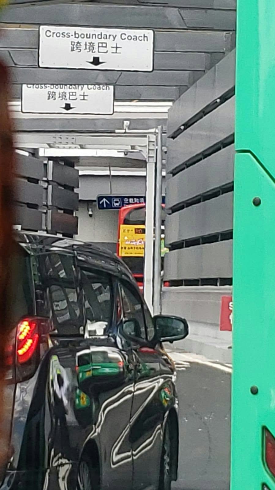 皇岗口岸新巴B10误撞指示牌致上层玻璃破碎，无人员伤亡-硕谷新闻聚合