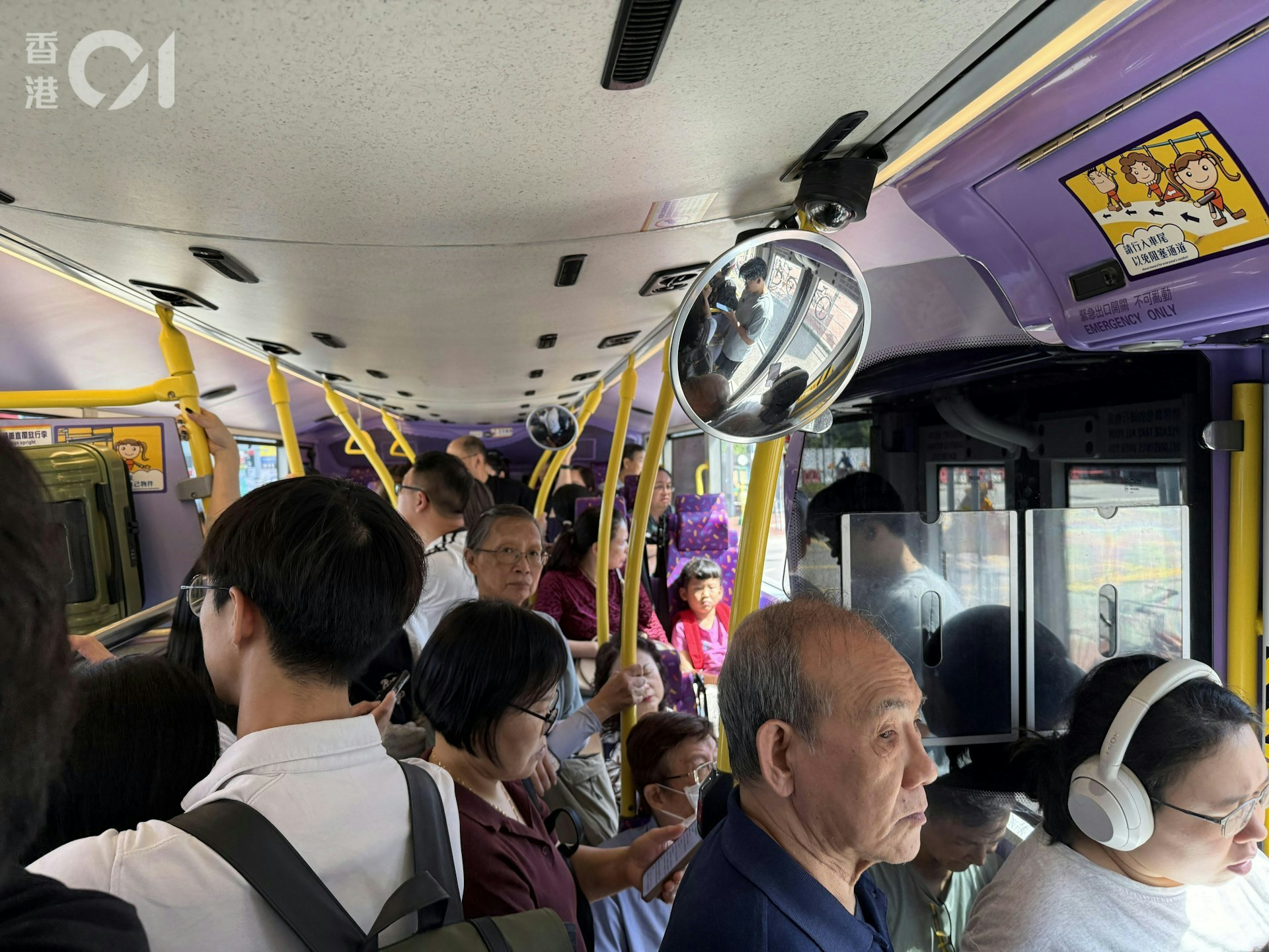 2026年10月18日,《香港01》记者下午1时许经皇岗口岸北上,落巴士步入交通交汇处所在的L2层,遇到「沙甸鱼式」逼爆,轮候约30分钟才到达L5层离境大堂。