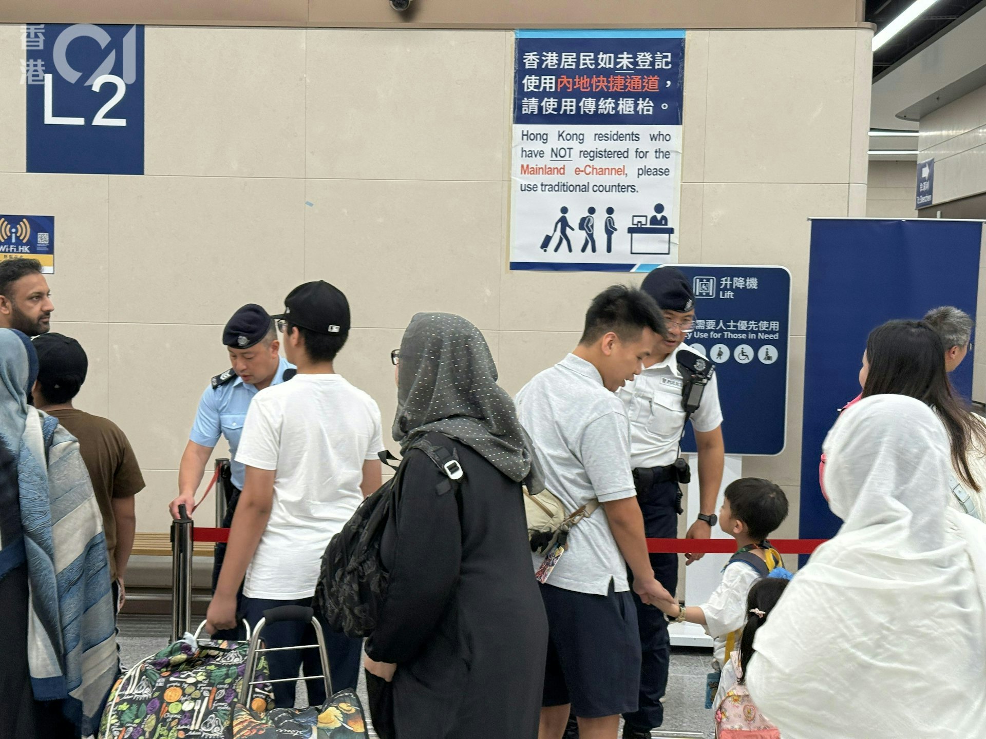 2026年10月18日,《香港01》记者下午1时许经皇岗口岸北上,落巴士步入交通交汇处所在的L2层,遇到「沙甸鱼式」逼爆,轮候约30分钟才到达L5层离境大堂。
