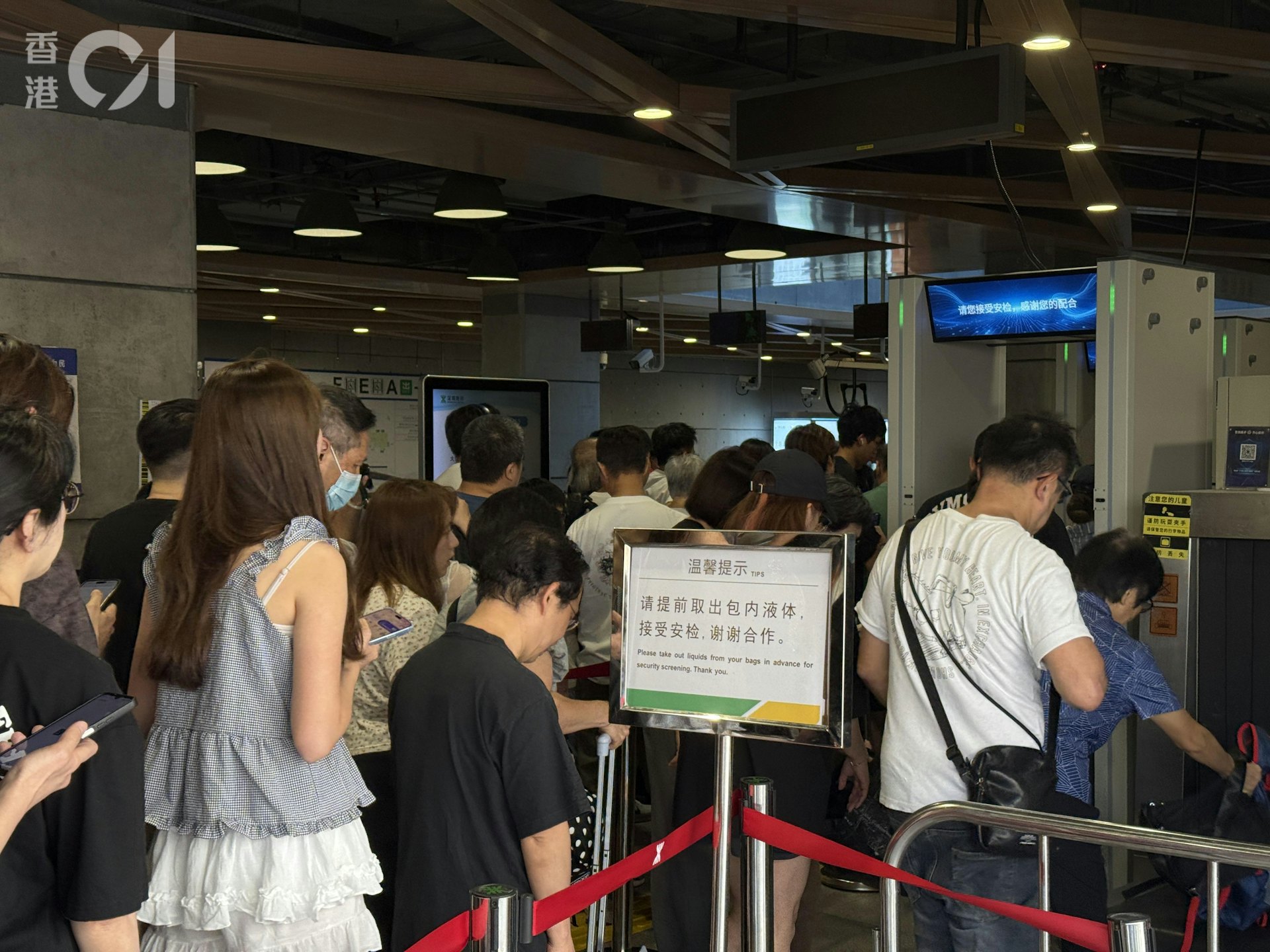 皇岗口岸周日通关拥堵:出境超3万人次,入境处启动潮汐管控 皇岗口岸周日通关拥堵:出境超3万人次,入境处启动潮汐管控