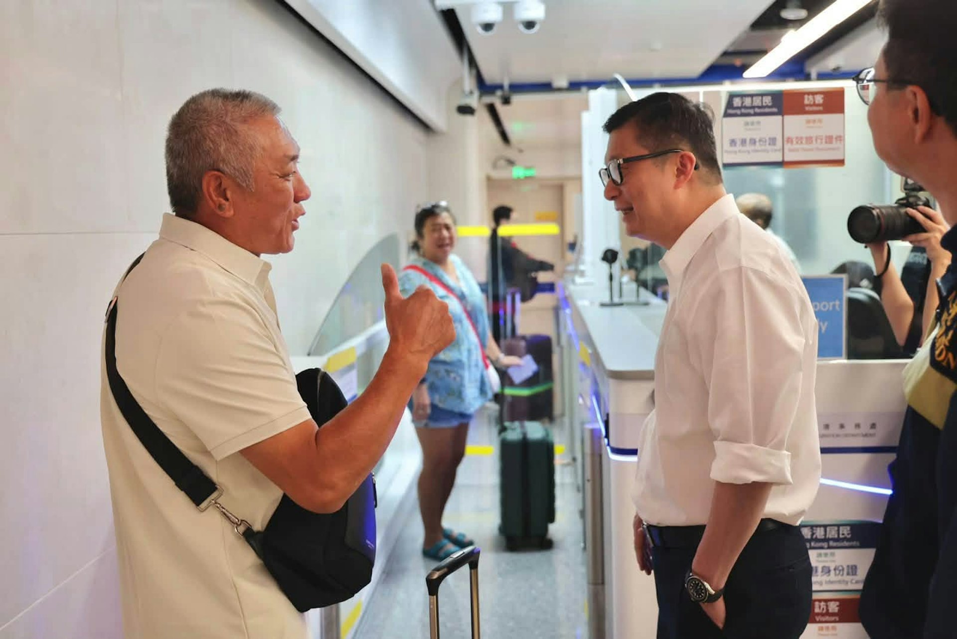 市民普遍认为口岸大楼环境宽敞、柜台充足,过关快捷方便。