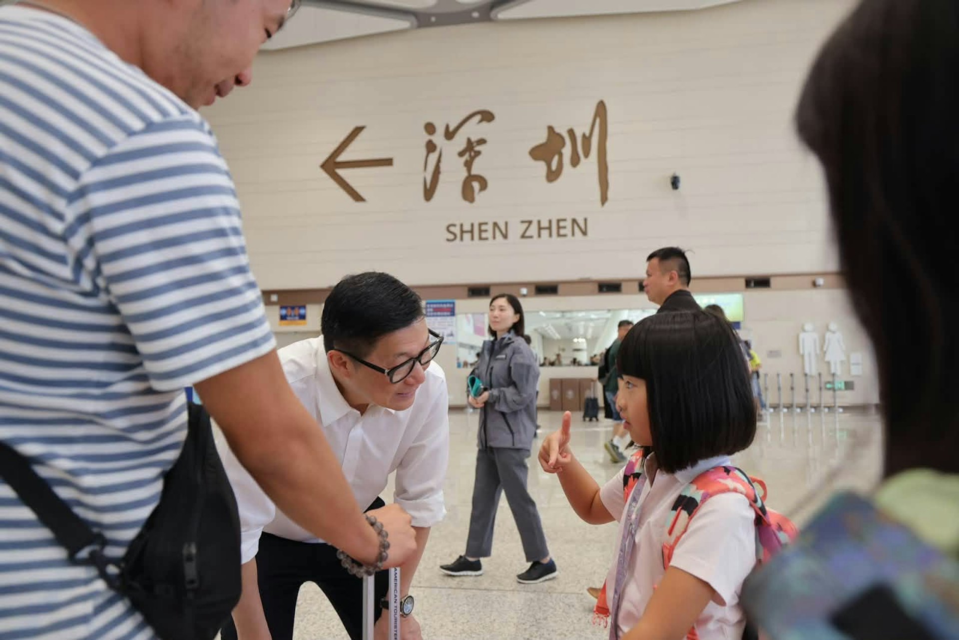 市民普遍认为口岸大楼环境宽敞、柜台充足,过关快捷方便。