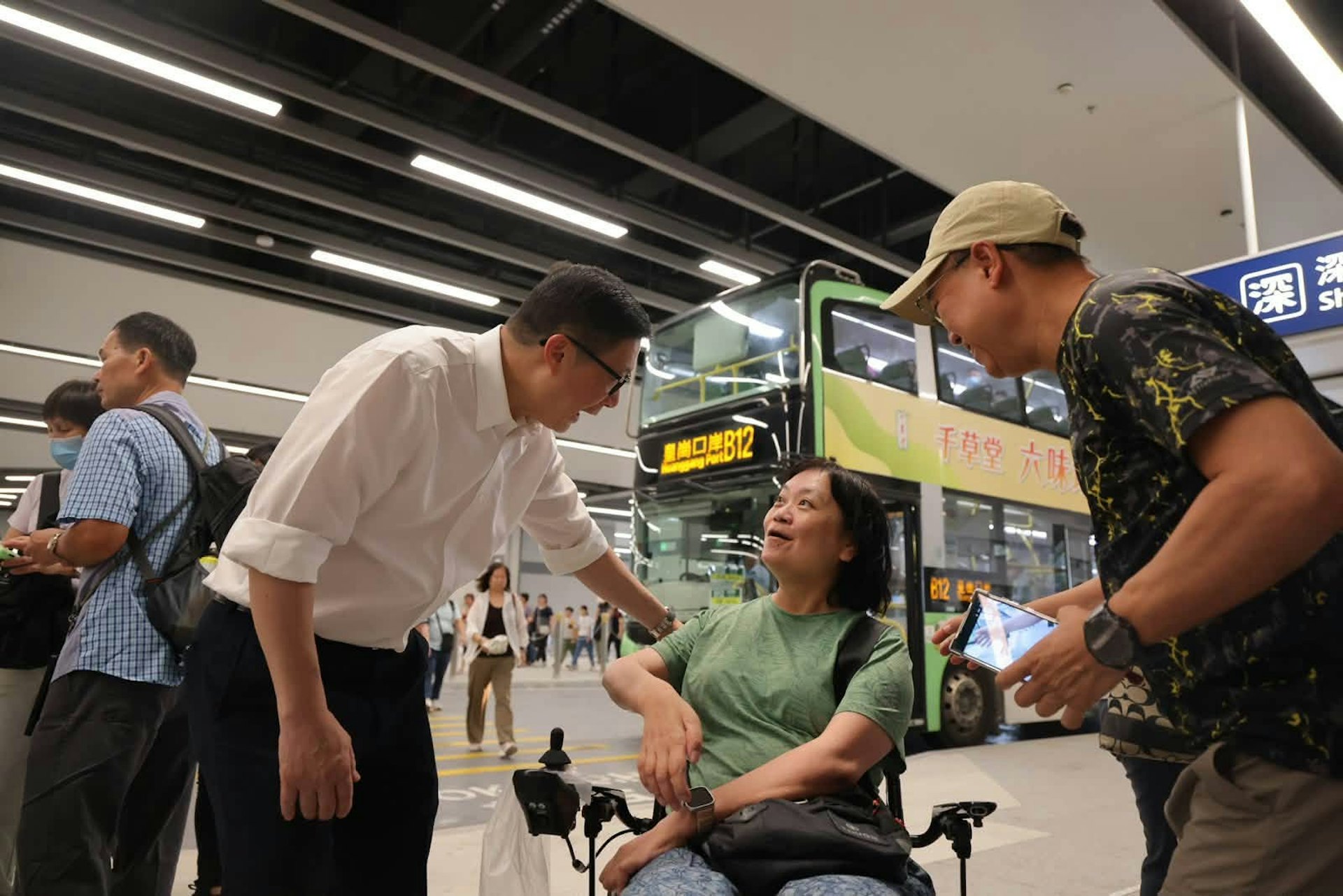 市民普遍认为口岸大楼环境宽敞、柜台充足,过关快捷方便。
