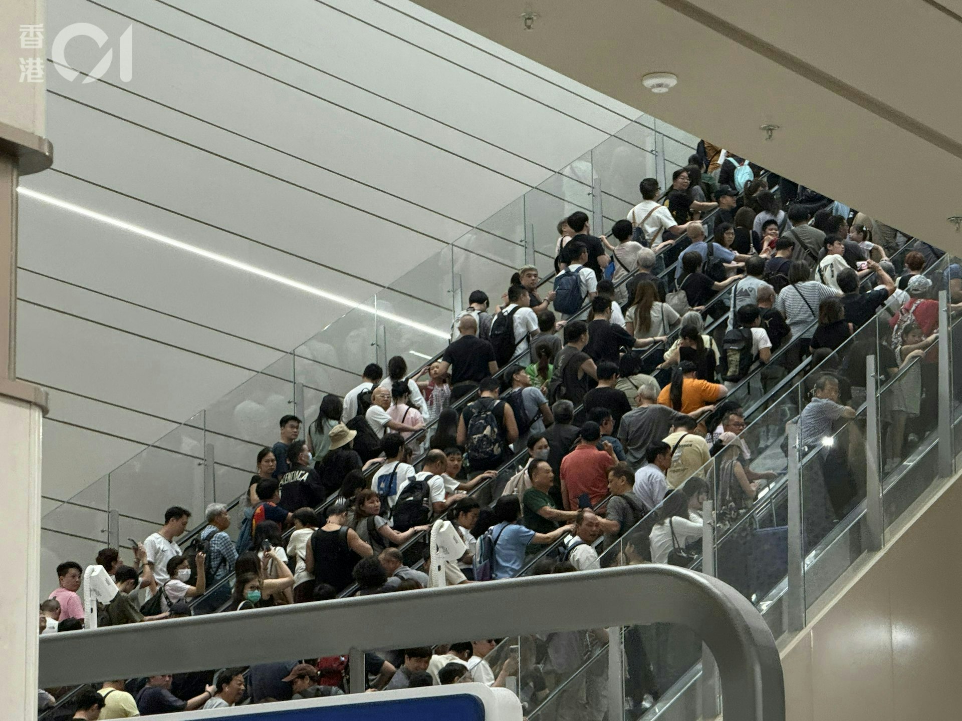 2026年10月18日,《香港01》记者下午1时许经皇岗口岸北上,落巴士步入交通交汇处所在的L2层,遇到「沙甸鱼式」逼爆,轮候约30分钟才到达L5层离境大堂。