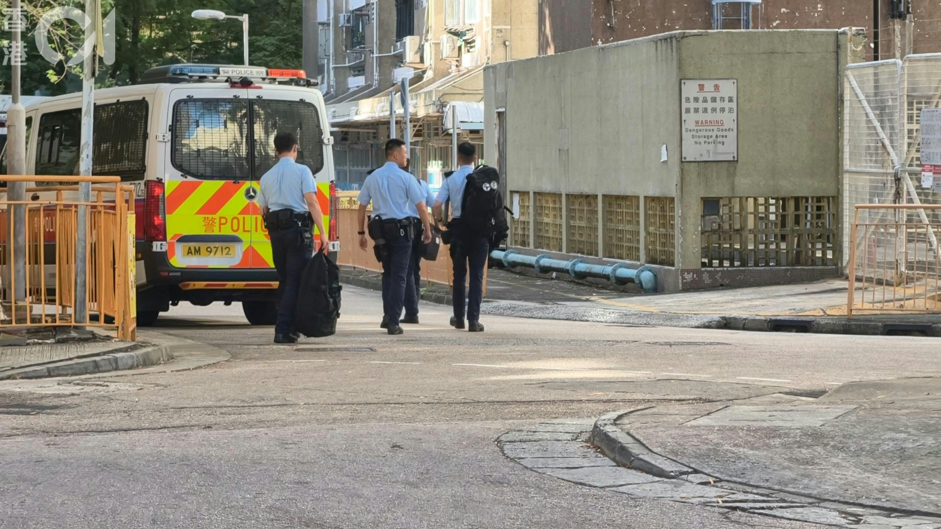 大批警员赶到山景邨调查事件。