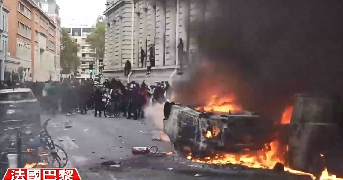 【延伸阅读】法国爆发全国规模示威,部分地区演变成严重暴力冲突,连奢华精品爱马仕(Hermès)、科技大厂苹果(Apple)门市都成为洗劫目标。(YouTube@TVBSNEWS01)