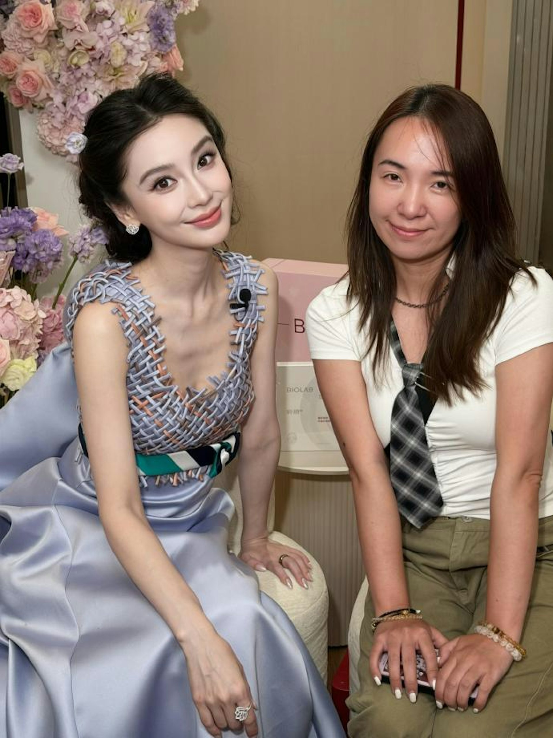 Angelababy近日因活动生图流出,引发外界对她脸部细微纹路的讨论,甚至出现「显老」等评论。(微博@angelababy的小雷达)