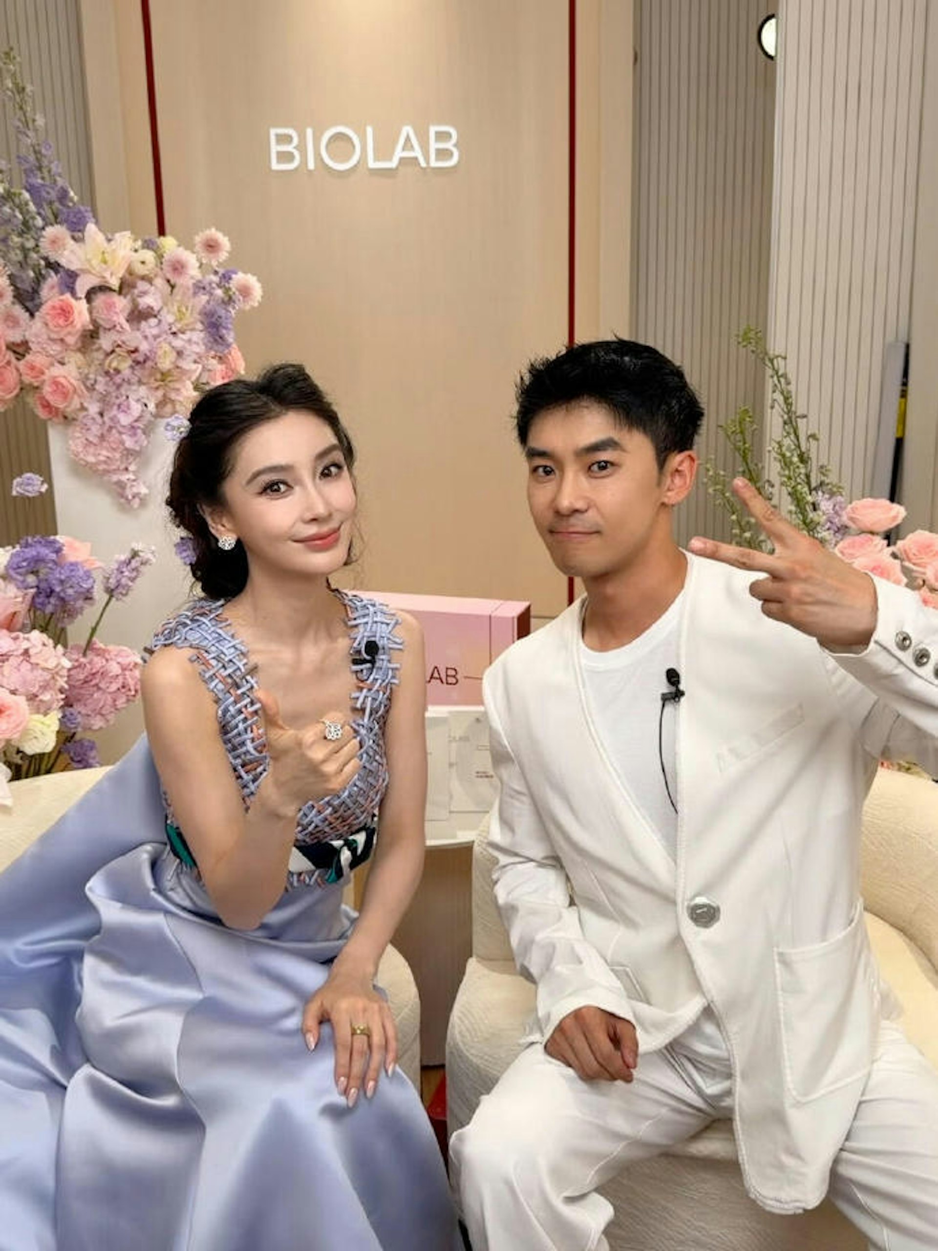 Angelababy近日因活动生图流出,引发外界对她脸部细微纹路的讨论,甚至出现「显老」等评论。(微博@angelababy的小雷达)