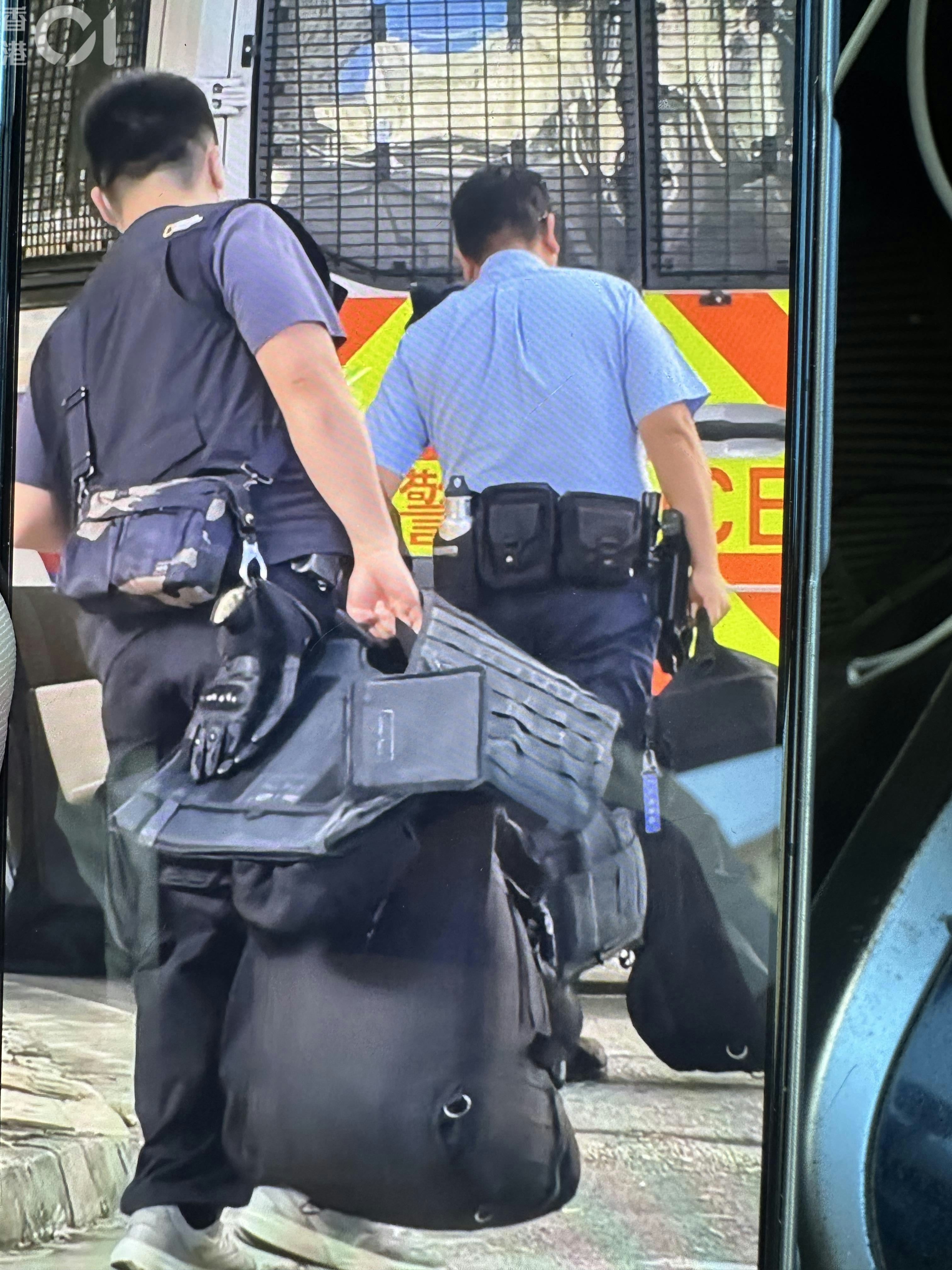 大批警员赶到山景邨调查事件。