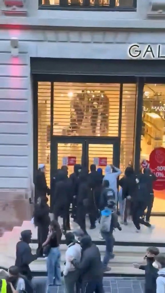 南部城市马赛（Marseille）有数十家商店遭到破坏，知名的老佛爷百货（Galeries Lafayette）、还有爱马仕精品店，以及珠宝、服饰、化妆品和家电商家。（X@F_Desouche）