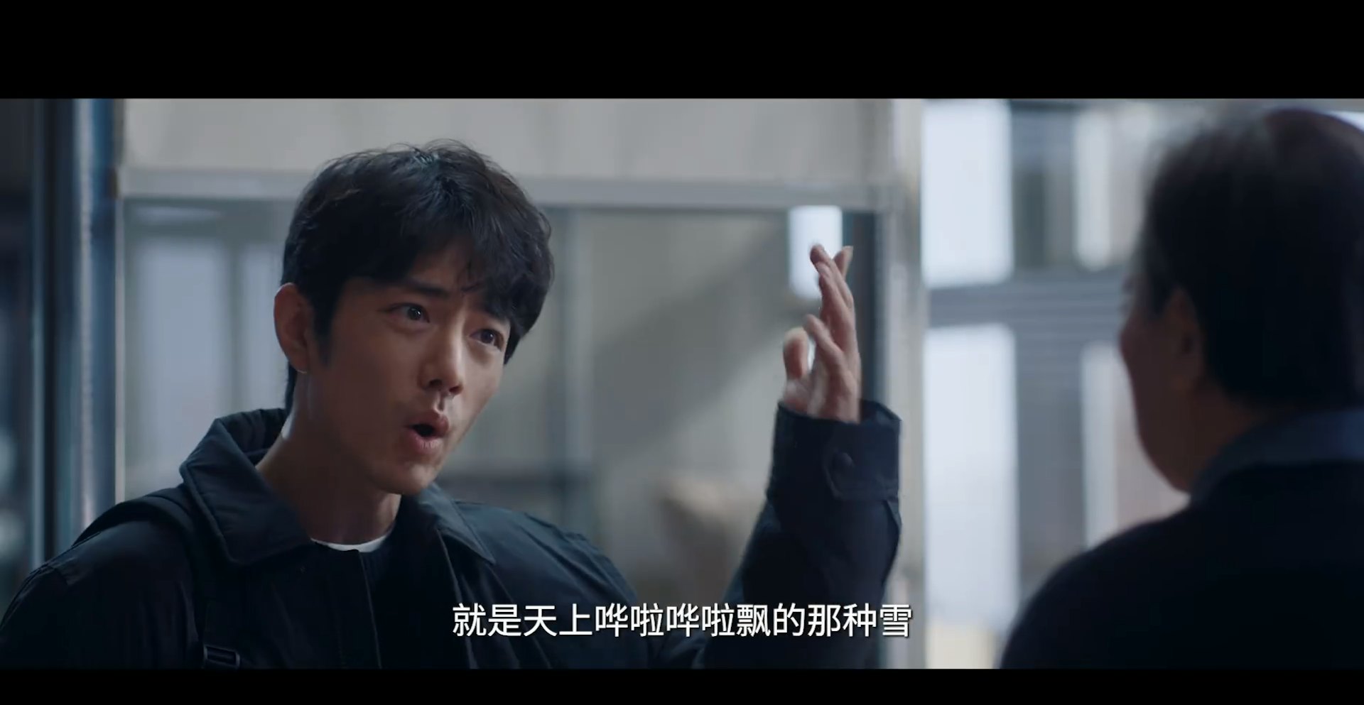 刘铮亮因医疗事故诱发了「恐雪症」与创伤性「手抖」,身心受创下再也无法稳握柳叶刀。(《小城良方》预告片截图)