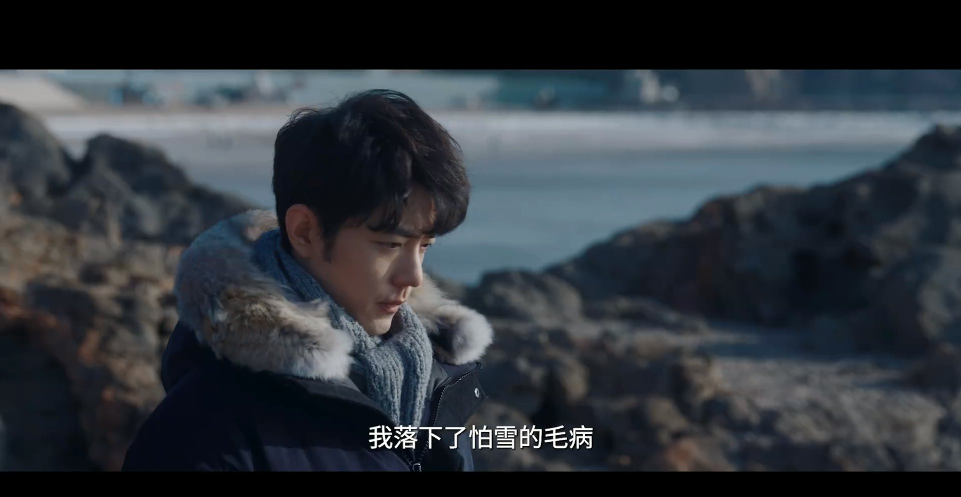 刘铮亮因一场突如其来的严重医疗纠纷遭遇职业生涯滑铁卢,甚至诱发了「恐雪症」与创伤性「手抖」,身心受创下再也无法稳握柳叶刀。(《小城良方》预告片截图)