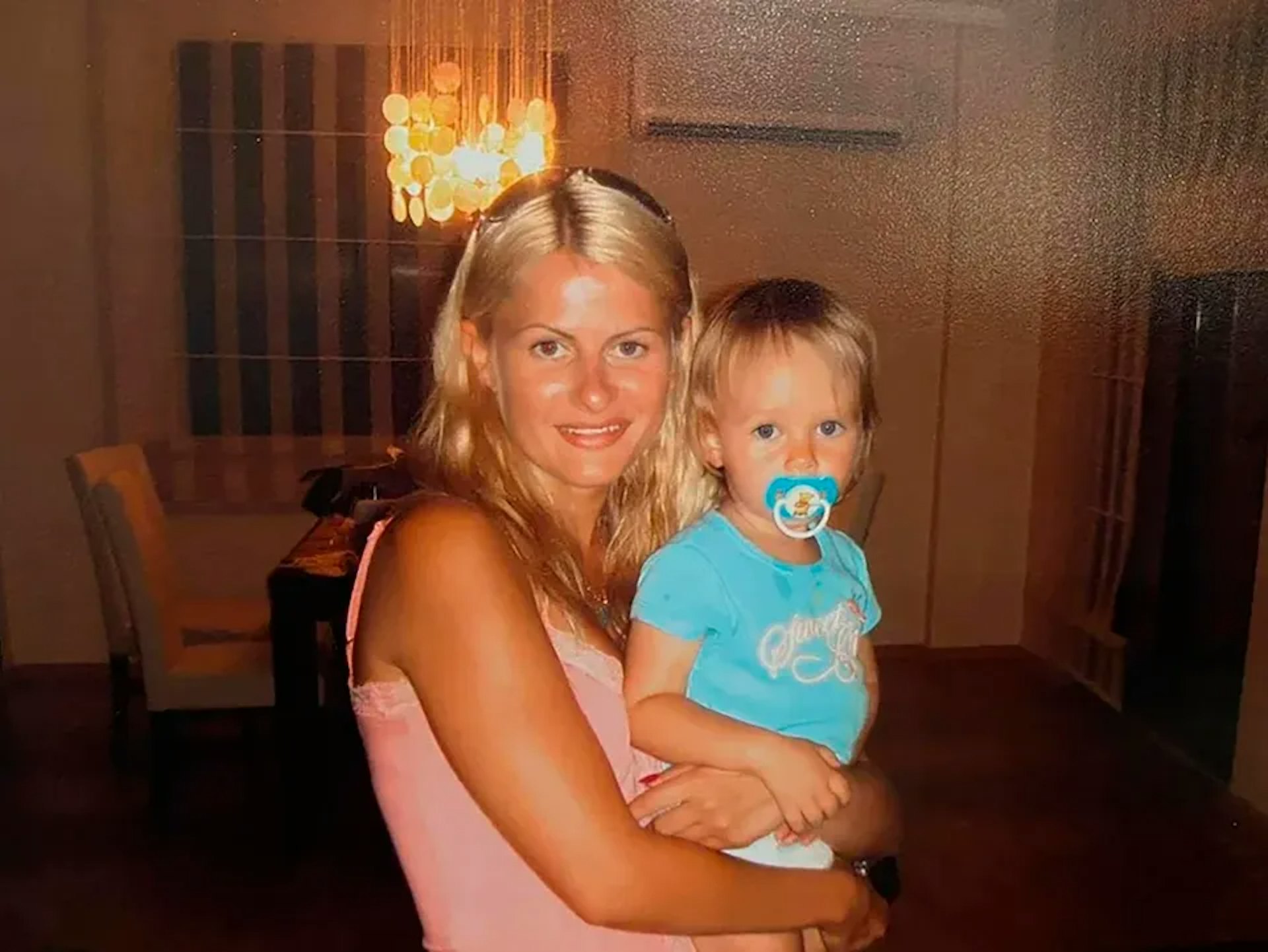 Anna Danilova整容前身材相当娇小,前任整形医师曾当面严词拒绝她,警告其身形与窄胸框连一半大小的假体都难以负荷,但安娜仍执意圆梦。(East2West)