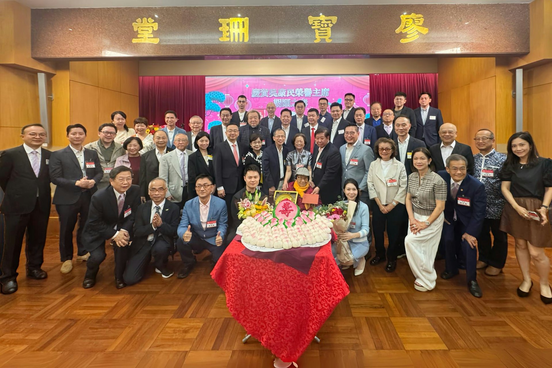 百岁老人吴康民离世:曾钰成忆述半世纪师徒情,寿宴切蛋糕画面犹在眼前 百岁老人吴康民离世:曾钰成忆述半世纪师徒情,寿宴切蛋糕画面犹在眼前