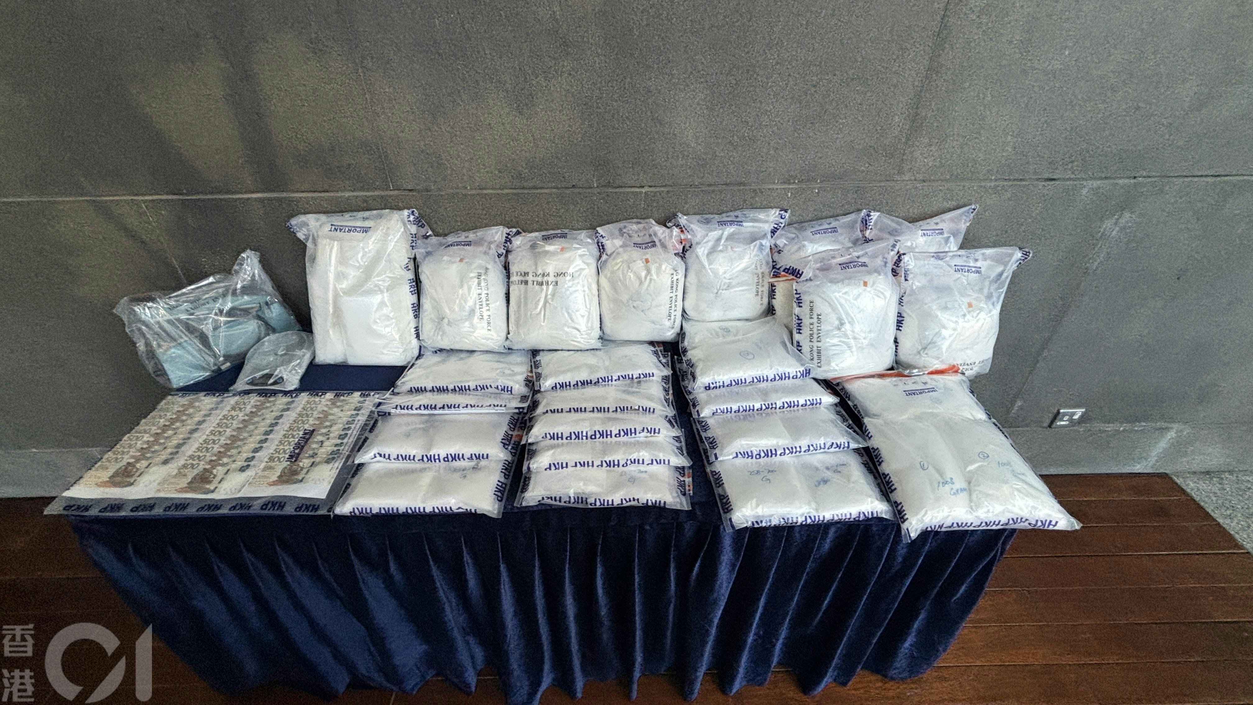 警方成功破获元朗一个村屋毒品储存仓,起获大批毒品,包括可卡因、氯胺酮(俗称K仔)及冰毒,总市值逾2,200万元。