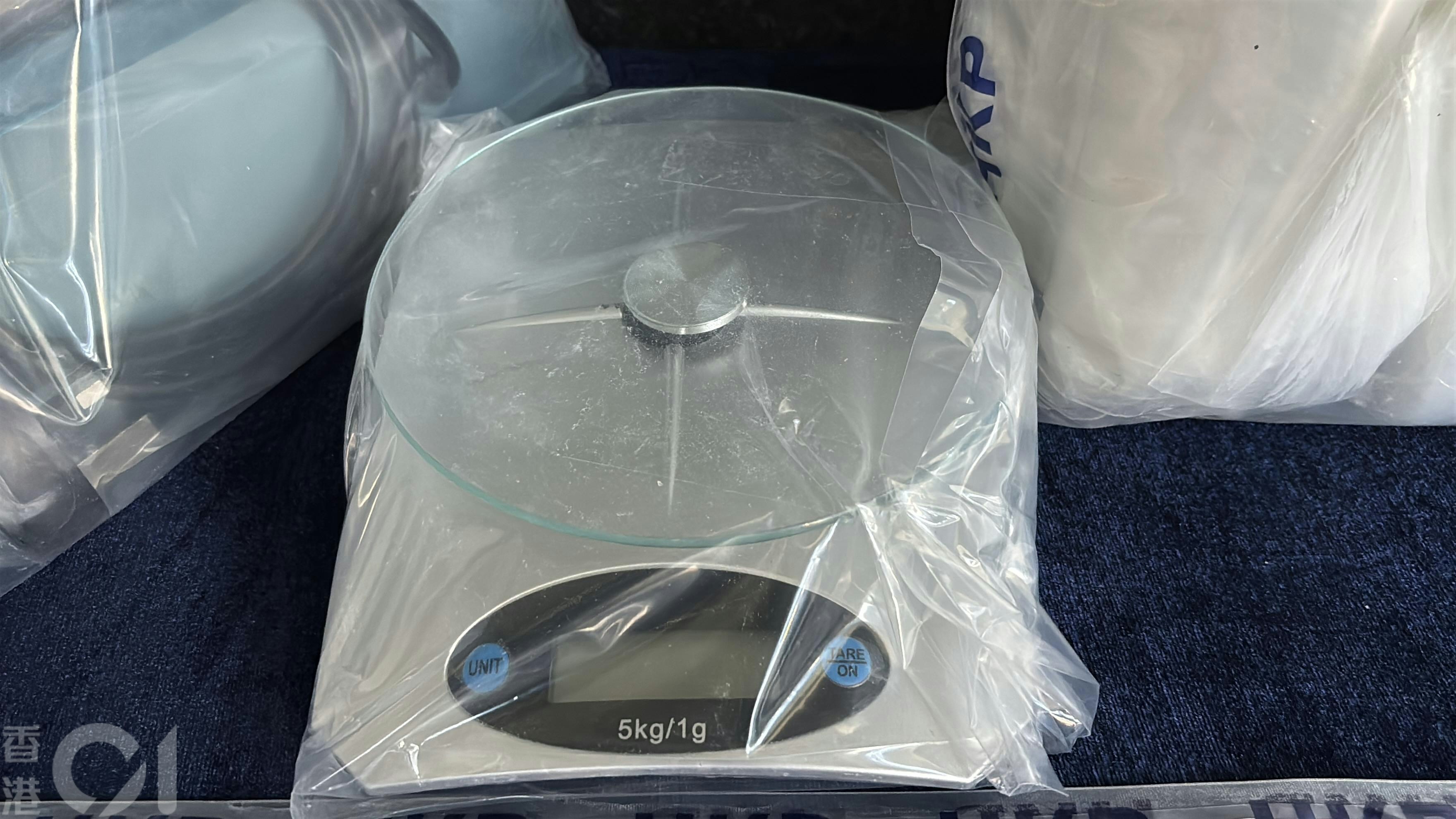 同时,人员亦检获1.5万元怀疑犯罪得益现金,以及大批毒品分装工具,包括电子磅、过百个透明胶袋及封口机。