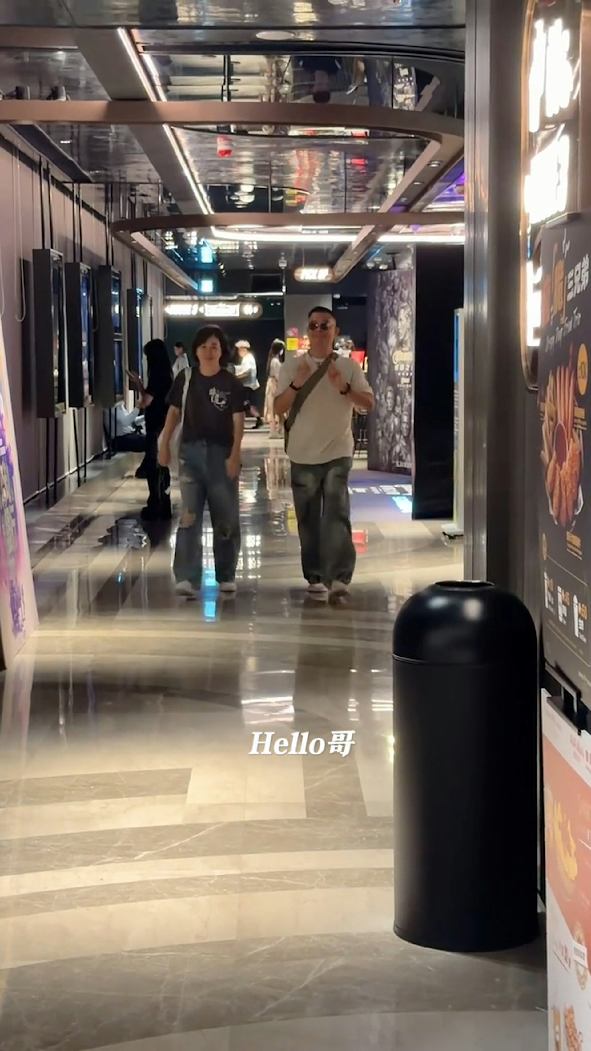 吴毅将与太太唐丽球拍拖睇戏被网民捕获。(小红书截图)