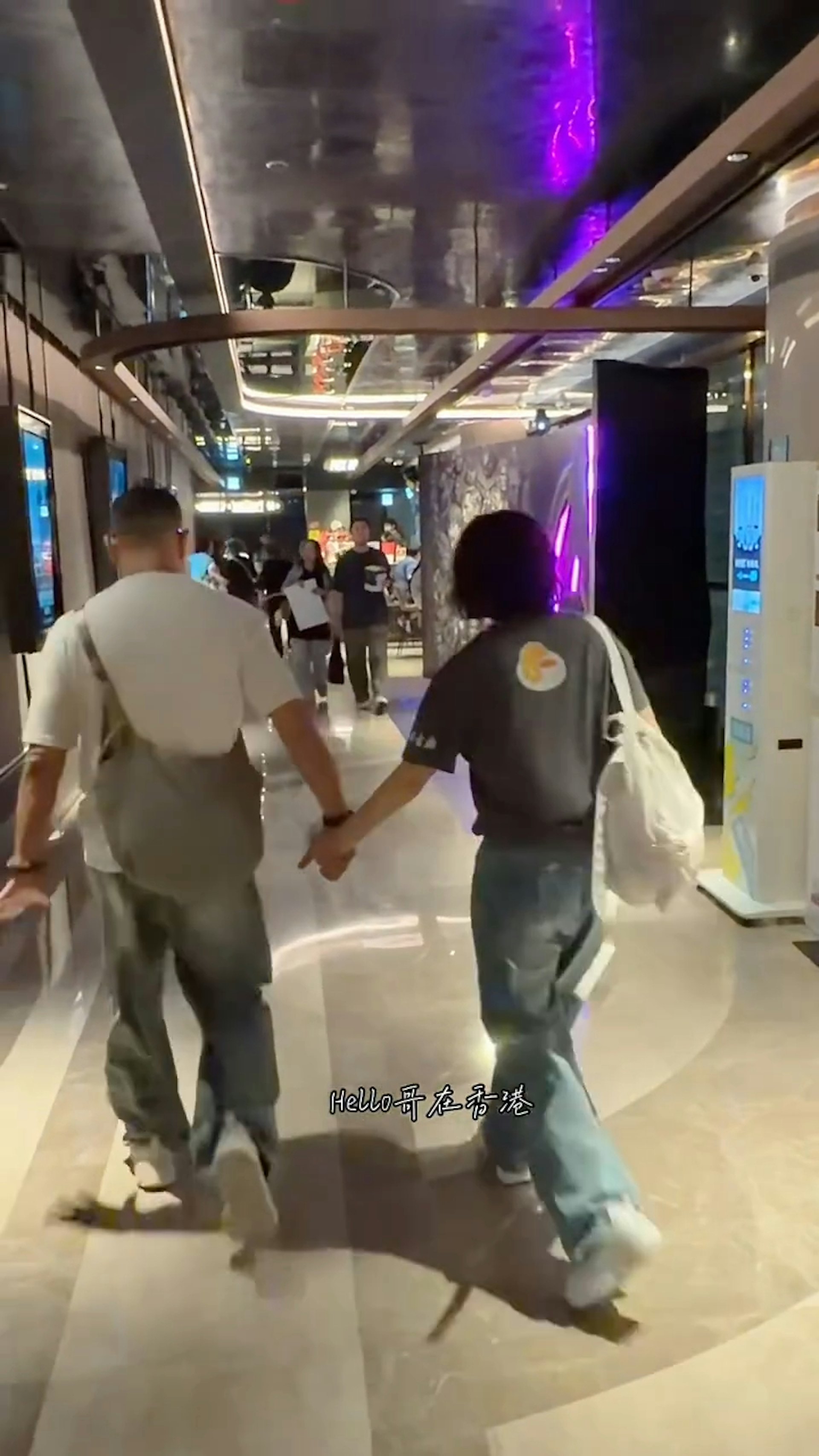 全程不鬆手。(小红书截图)