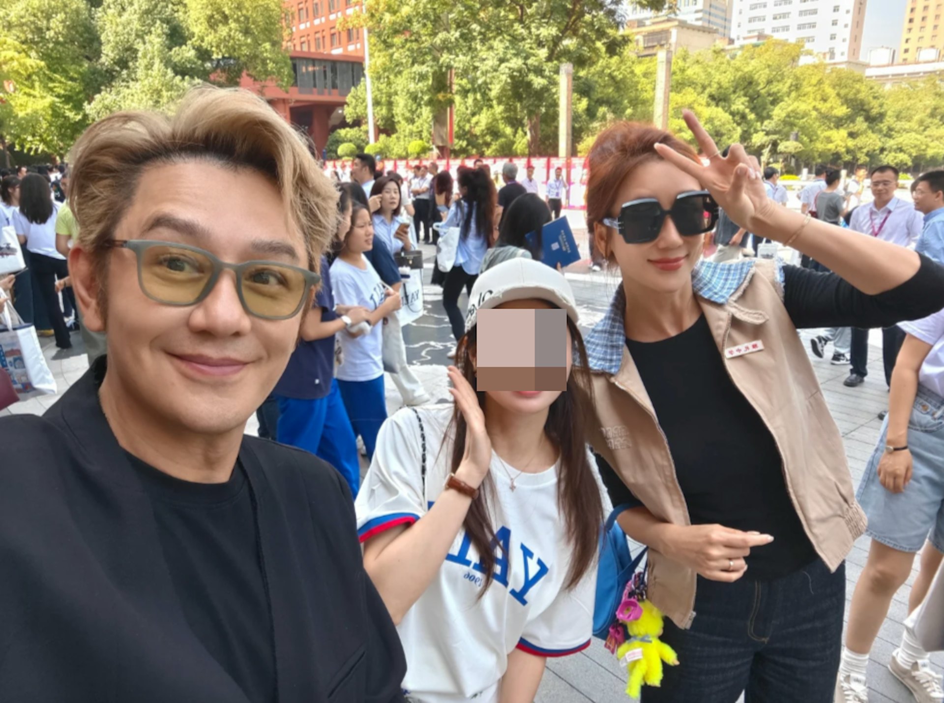 陈浩民陪蒋丽莎出席中学校庆。(小红书)