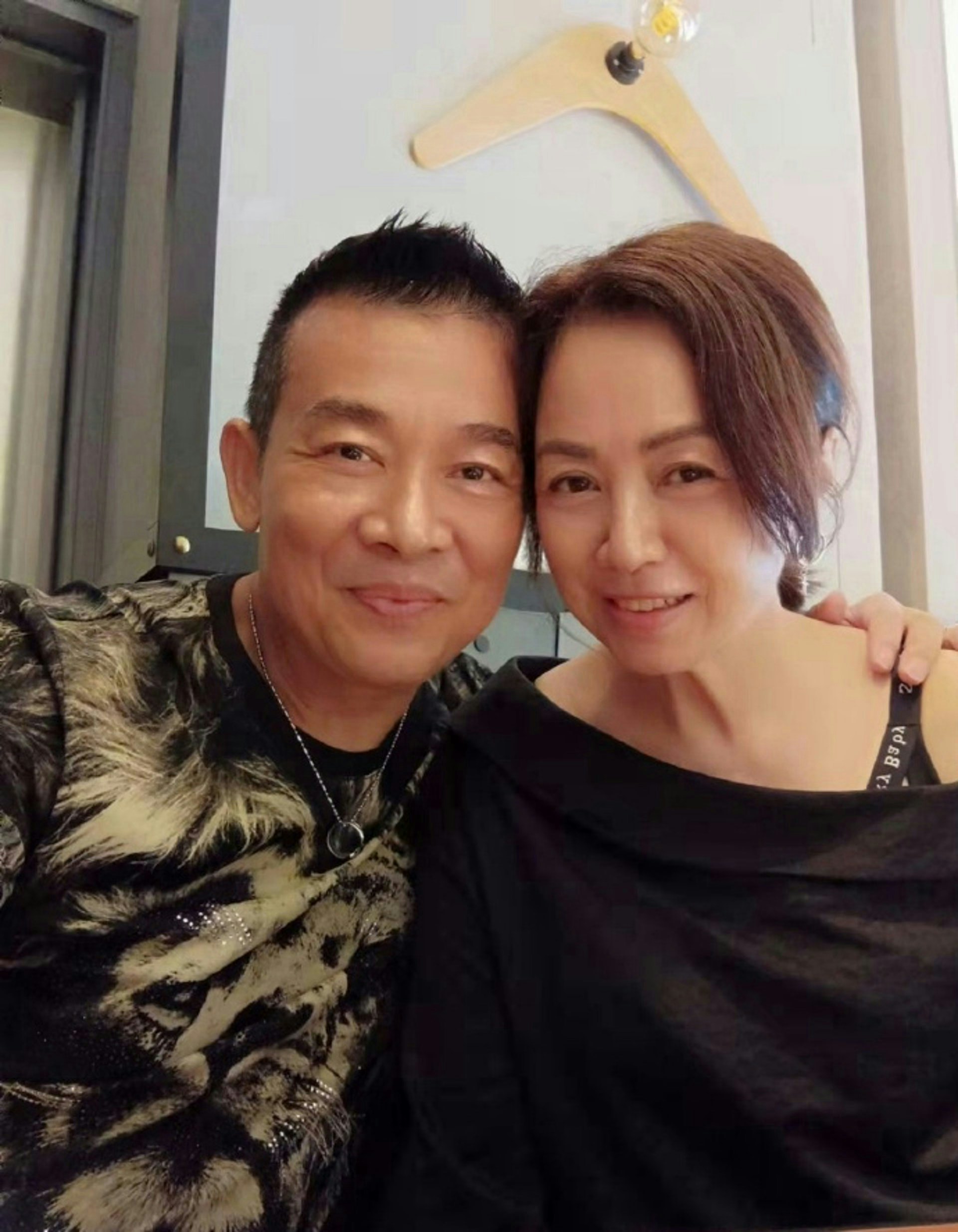 唐丽球与吴毅将结婚23年恩爱如初。