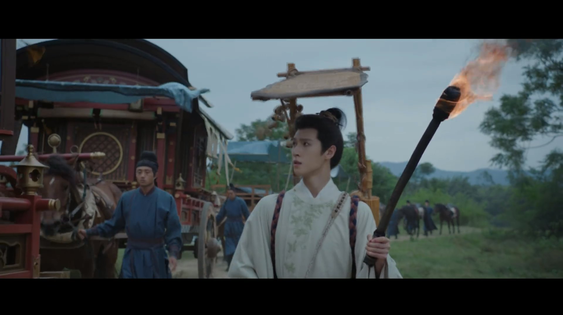 返程途中,因山道马车车轴断裂,意外偶遇了在乡学打杂、隐忍苦读的落魄寒门书生言尚(李昀锐饰)。(《尚公主》预告片截图)