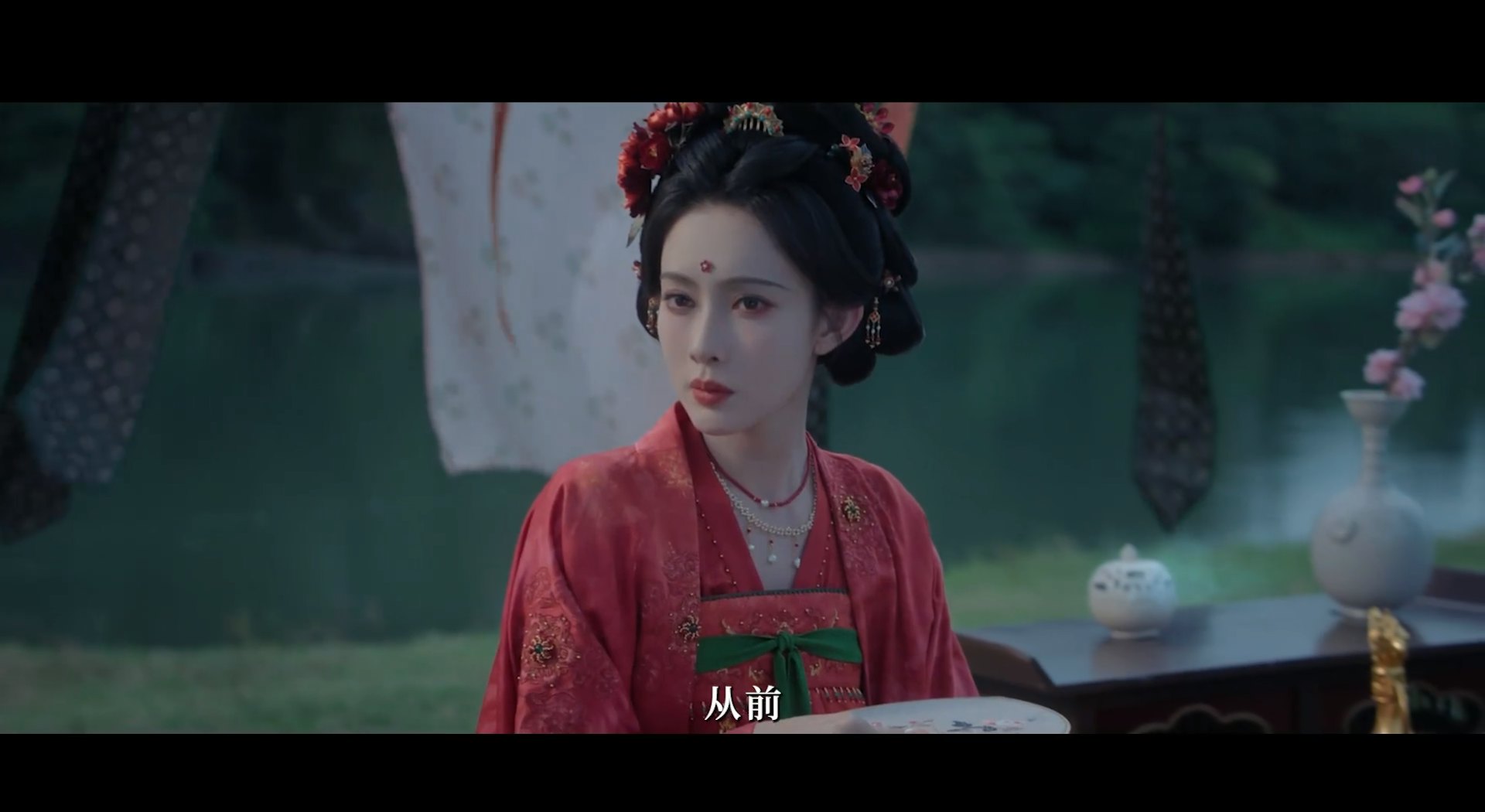 剧情讲述大朝年间,天家嫡女「丹阳公主」暮晚摇(孟子义饰)在历经和亲屈辱浴血归京后,奉旨离开国都盛安前往岭南为亡母祈福。(《尚公主》预告片截图)