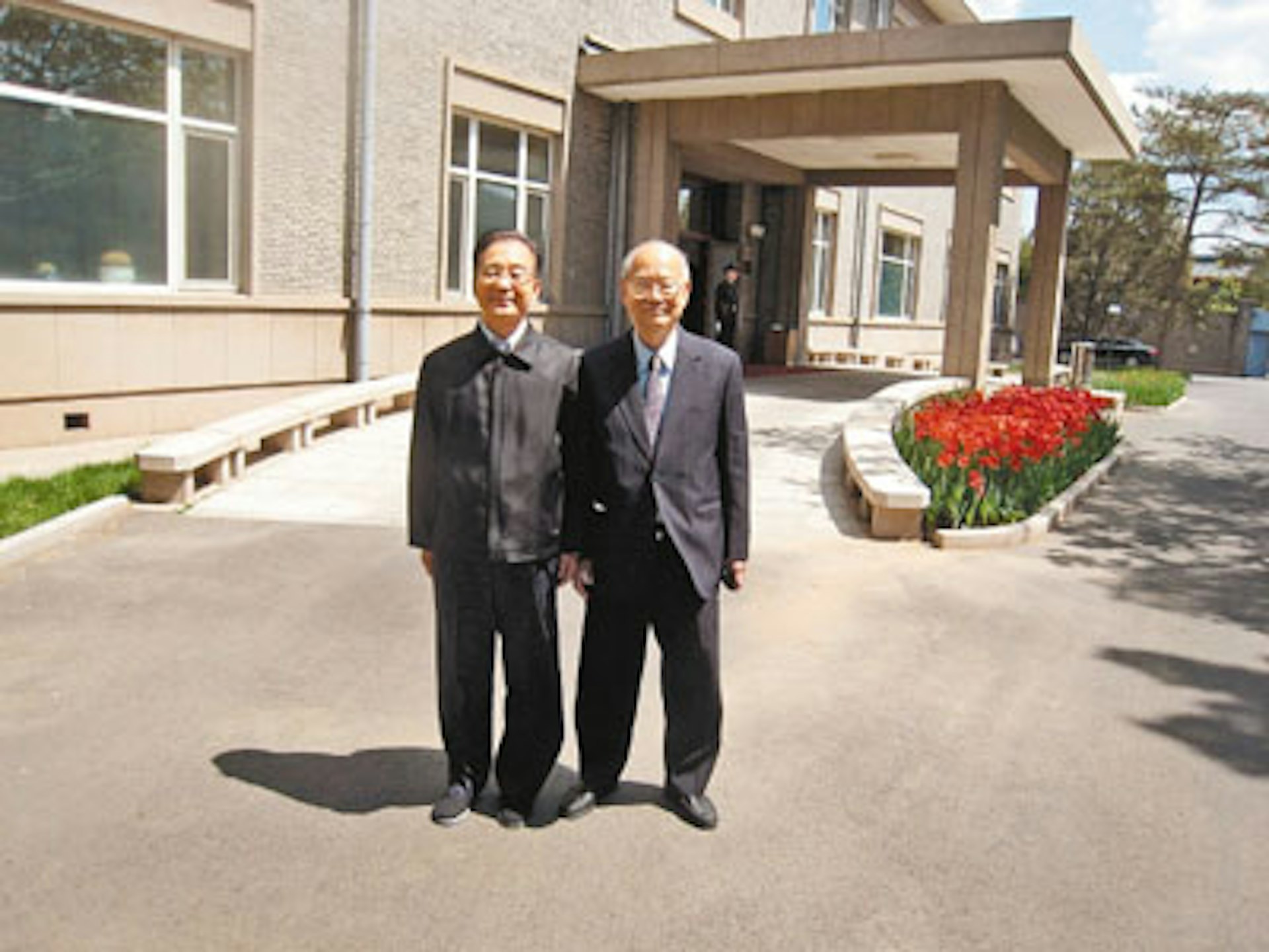 2011年温家宝曾在中南海单独接见吴康民。