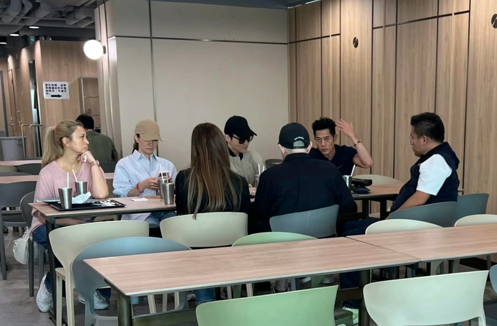 城城讲得兴起一边挥手一边说话。(小红书)