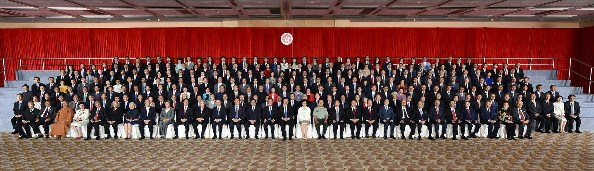 2017年,国家主席习近平访港,与各界人士拍大合照,出席者阵容鼎盛。