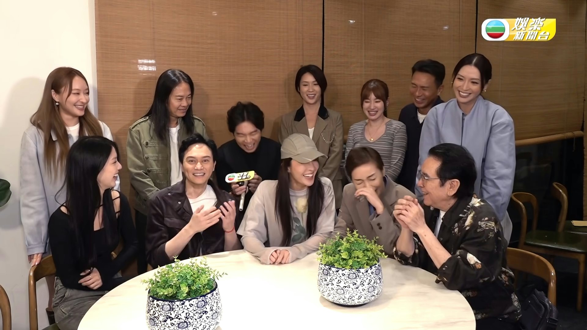 王镇泉即问:「你想我嘟咗佢定系剪出嚟呀?」张曦雯毫不畏惧说:「直情出啦!」令主持及众人都大笑。(无线娱乐新闻台)