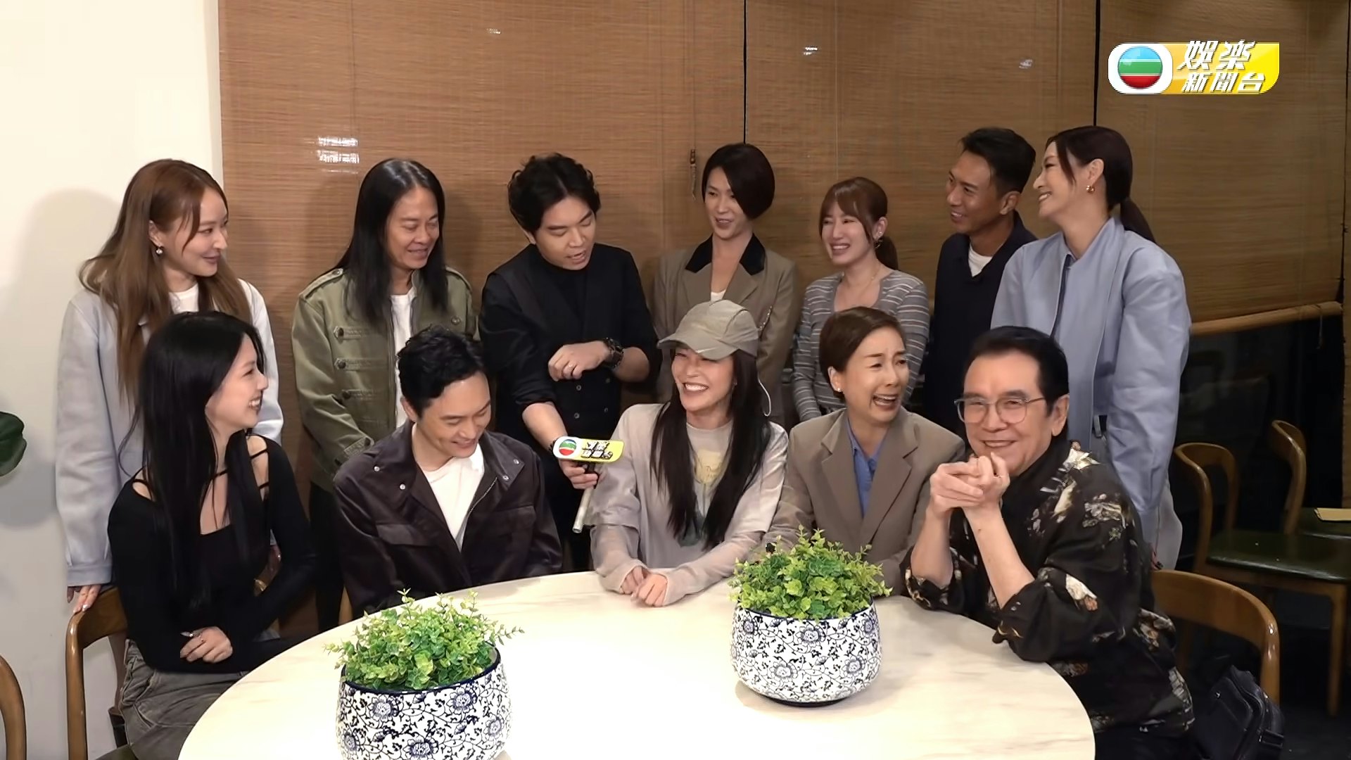 张曦雯似乎不知道唔出得街,一脸茫然:「系咩?」江美仪见状也说:「系呀!唔得㗎!」并叫张曦雯再闹多次,将上一段剪走,于是张曦雯补第二Take就说:「衰人嚟㗎!人渣嚟㗎!」(无线娱乐新闻台)