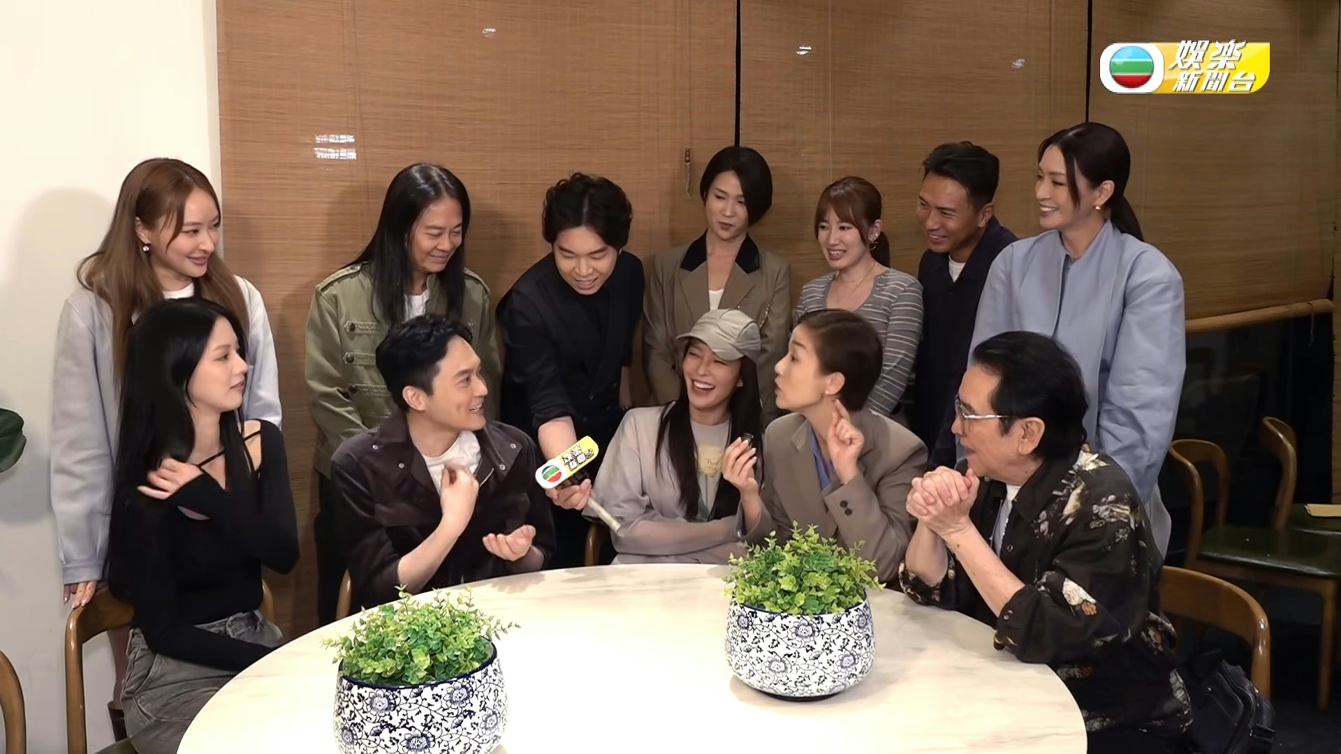Chilam与美仪趁机开张曦雯及吴卓羲绯闻玩笑,Chilam:「佢唔系因为我做得好定唔好,佢自己已经嬲咗……」美仪续说:「嬲官孝君(吴卓羲角色)!」Chilam:「Exactly!」(无线娱乐新闻台)
