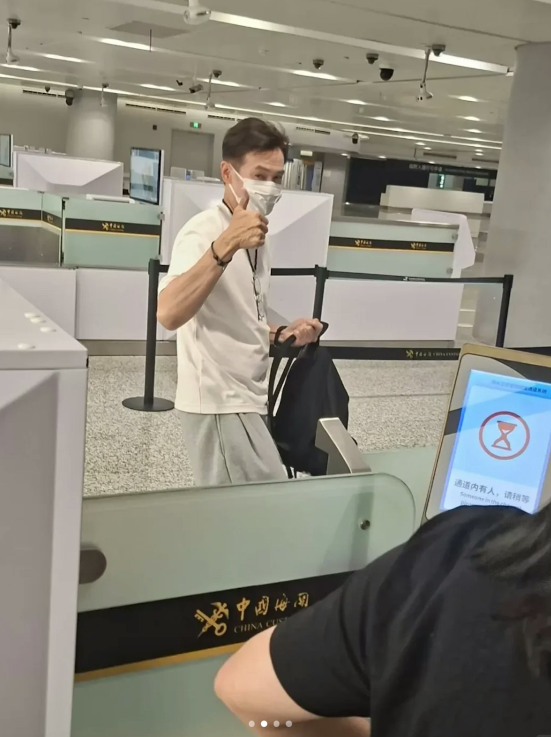 陈豪见到影迷举起手指公打招呼。(小红书)