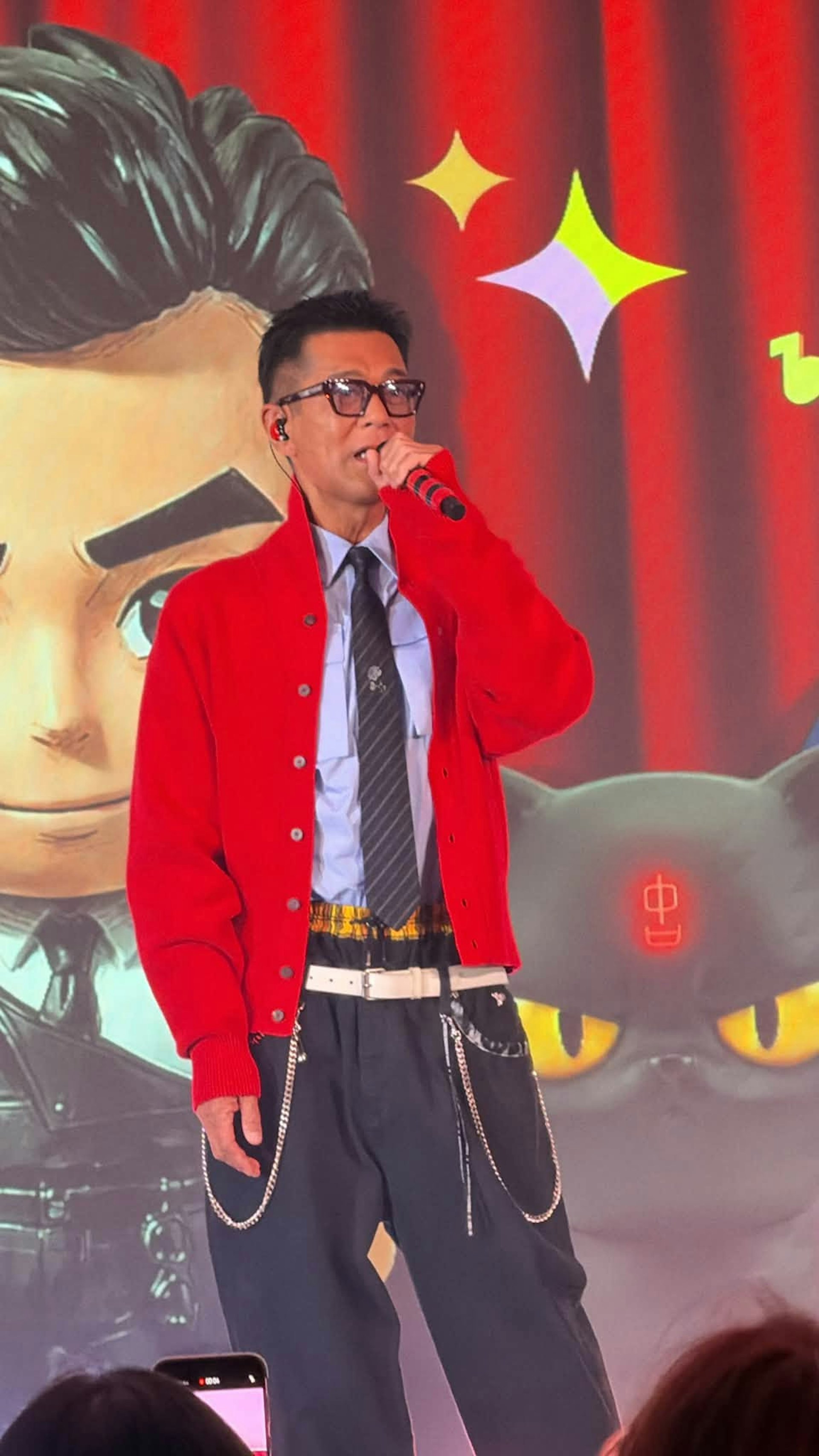 唱足十多首。(FB@汪曼玲 《快拍.曼镜头》)