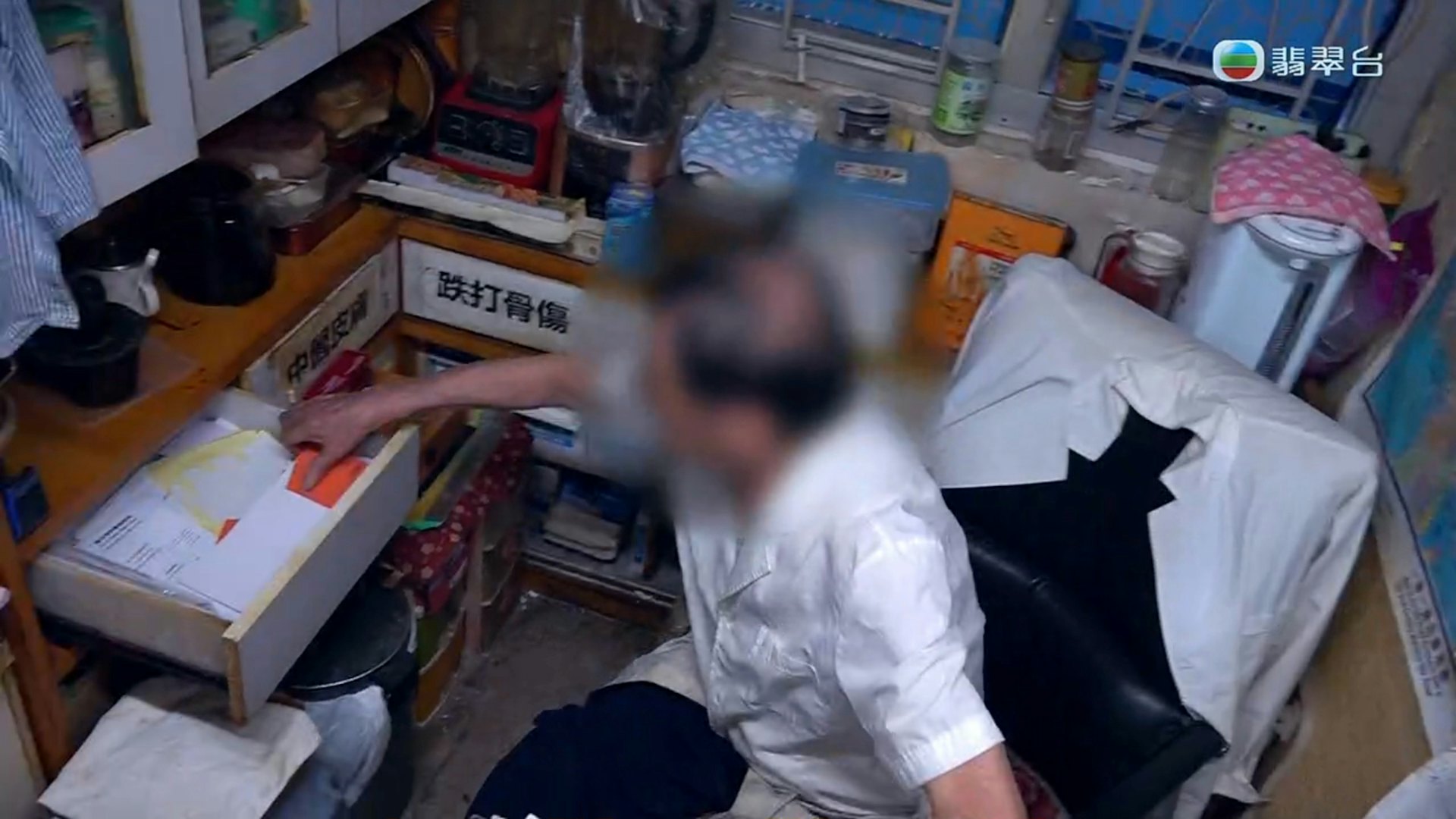 室内擺设了古旧的木柜、中药柜、甚至设有「跌打骨伤」的告示牌与人体穴位模型等。(《东张西望》截图)