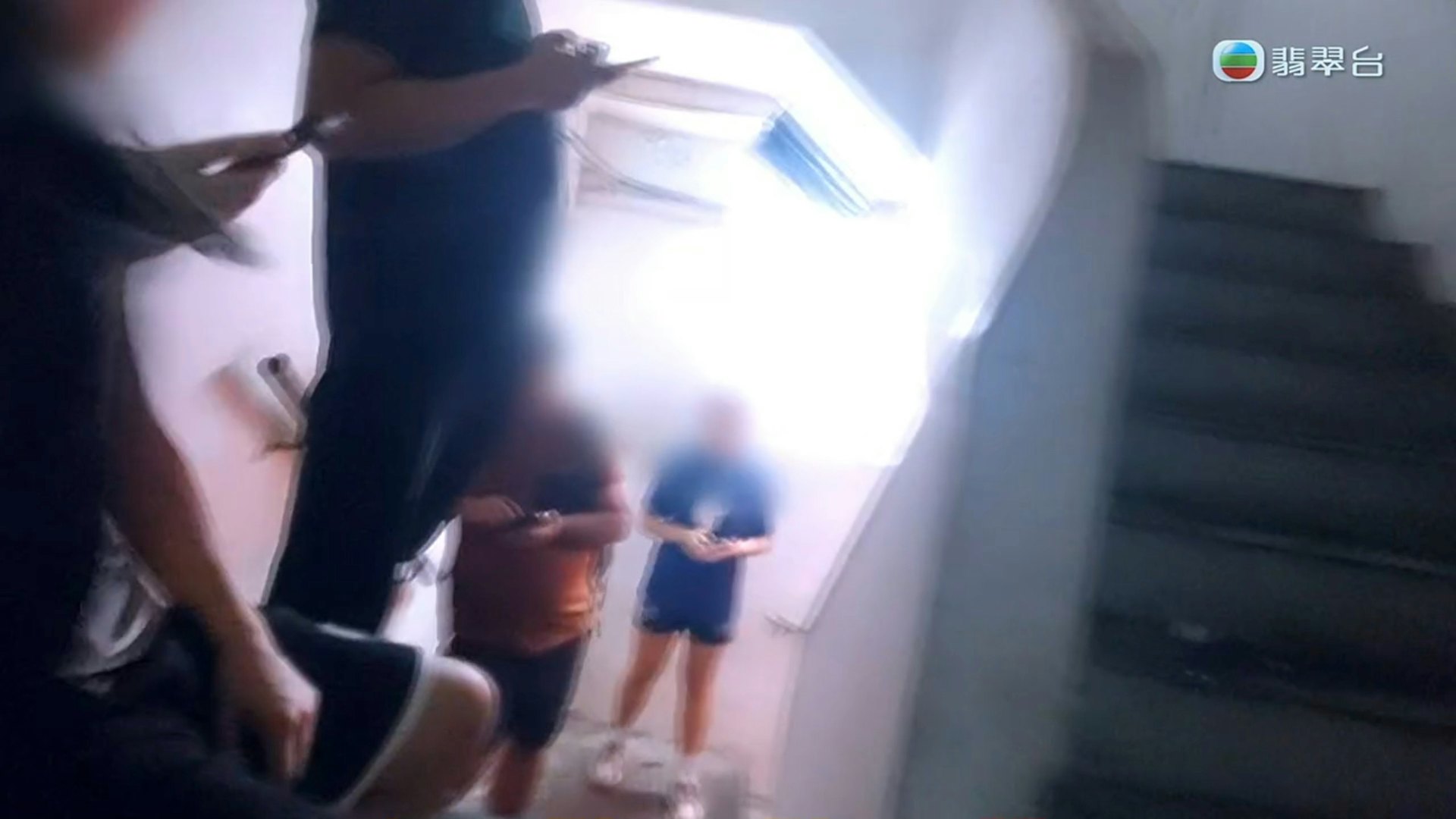 诊所门外的走廊及楼梯口人头涌涌。(《东张西望》截图)