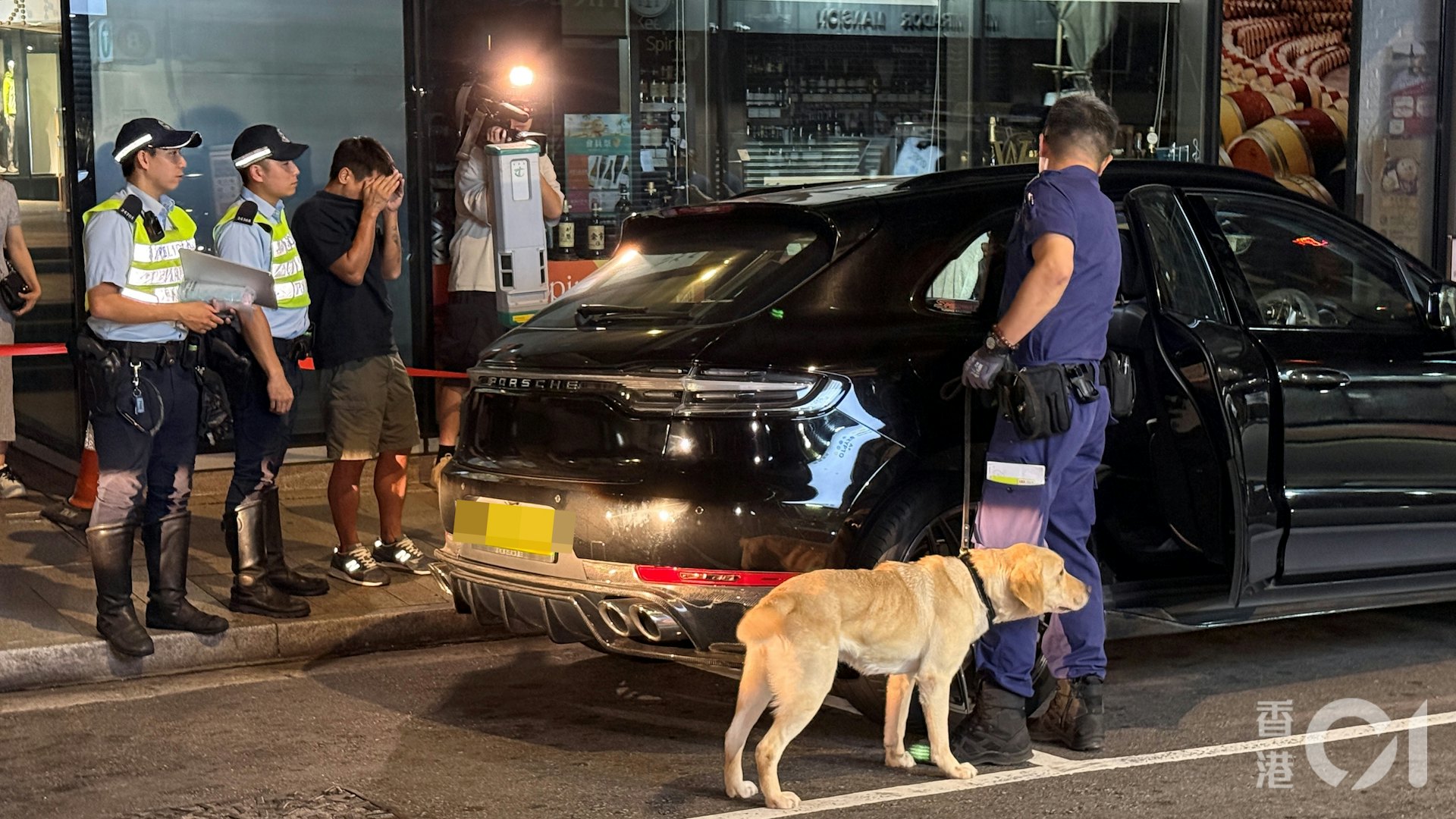 警方在碧仙桃路截查一辆形迹可疑的保时捷私家车,在车上发现少量怀疑大麻。