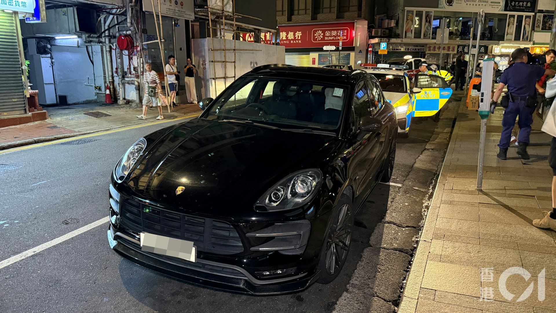 警方在碧仙桃路截查一辆形迹可疑的保时捷私家车,在车上发现少量怀疑大麻。