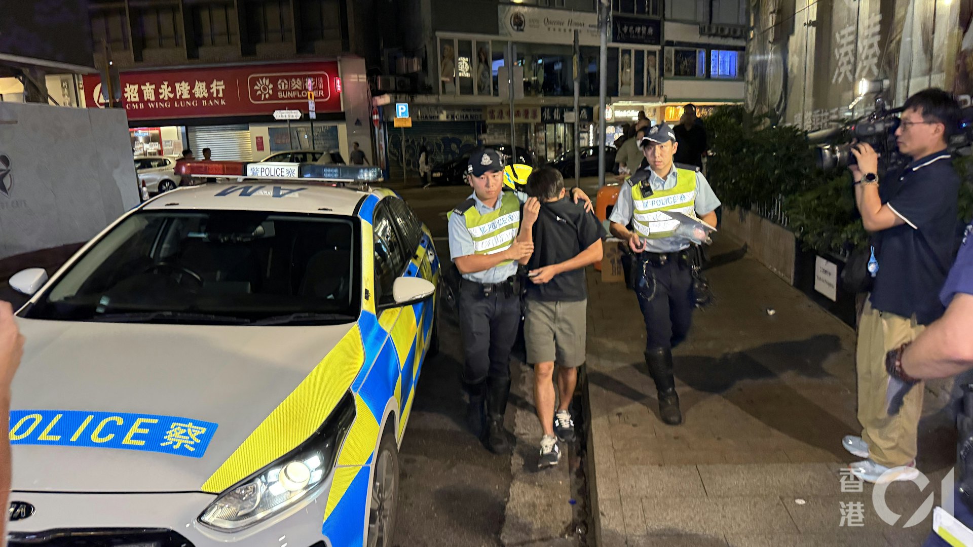 尖沙咀保时捷疑涉毒驾被捕,警方携缉毒犬搜查车内毒品 尖沙咀保时捷疑涉毒驾被捕,警方携缉毒犬搜查车内毒品