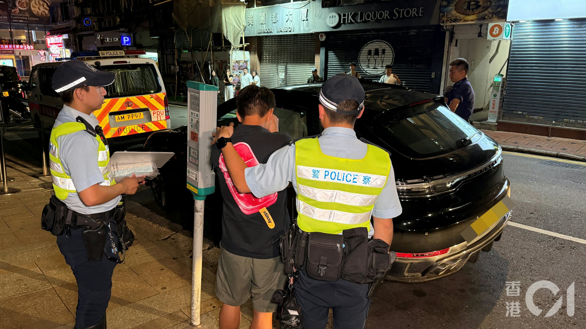 警方在碧仙桃路截查辆保时捷私家车形迹可疑,在搜查期间在车上发现少量怀疑大麻。