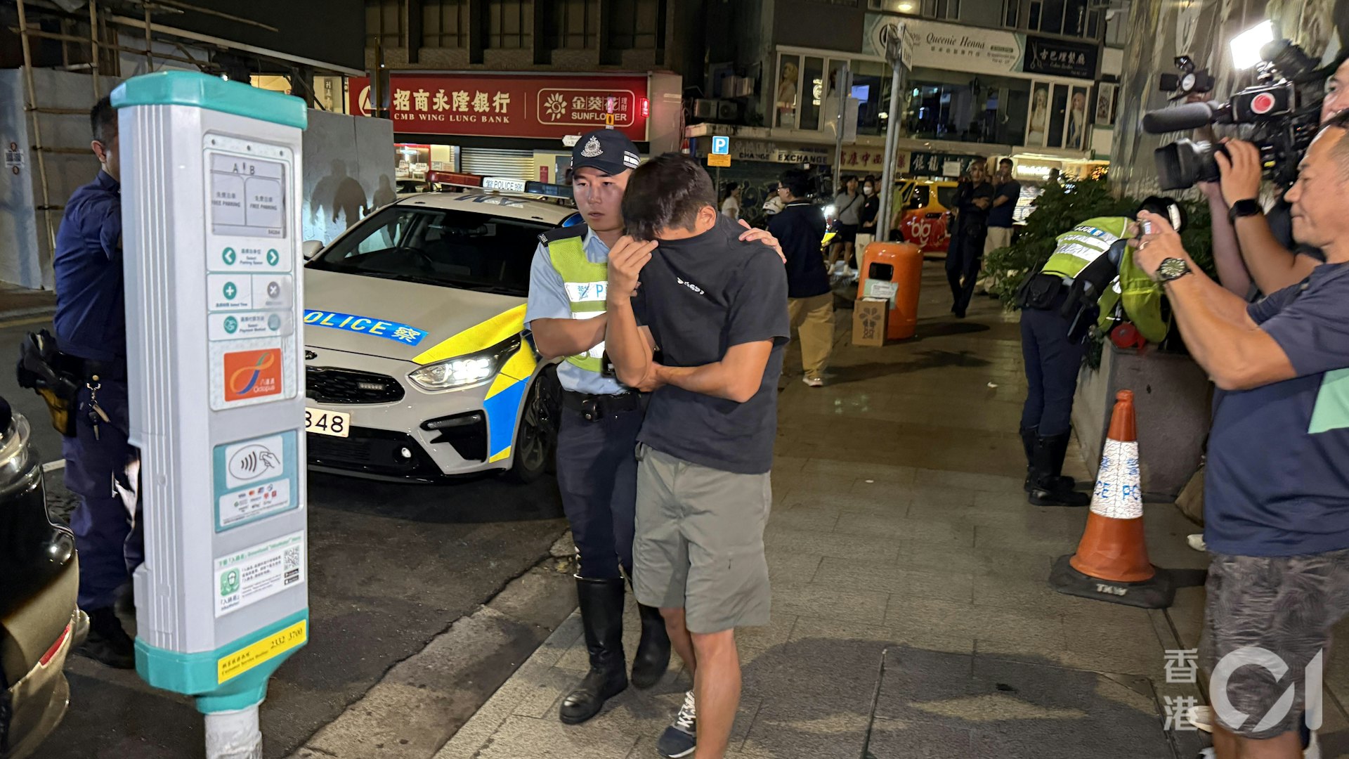 警方在碧仙桃路截查辆保时捷私家车形迹可疑,在搜查期间在车上发现少量怀疑大麻。