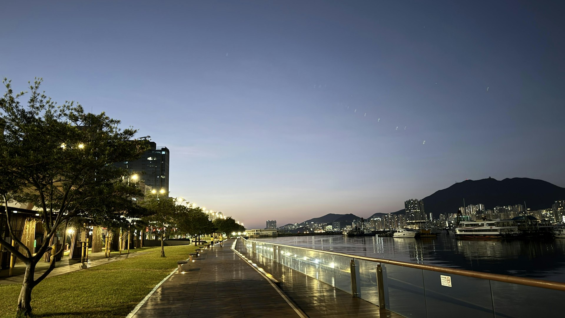 天文台预测,本港今日(10月19日)天晴。日间干燥及炎热,市区最高气温约32度,新界再高一两度。