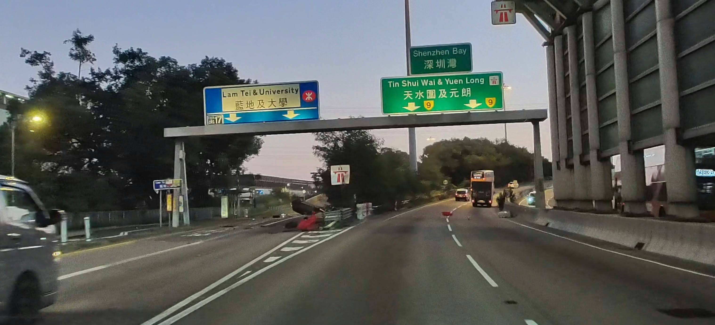 屯门蓝地交汇处发生车祸：私家车侧翻致司机轻伤，部分路段封闭-硕谷新闻聚合