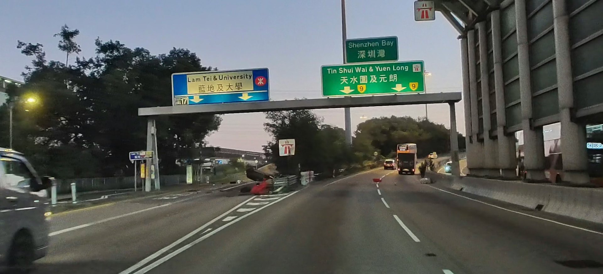 屯门蓝地交汇处发生车祸:私家车侧翻致司机轻伤,部分路段封闭 屯门蓝地交汇处发生车祸:私家车侧翻致司机轻伤,部分路段封闭